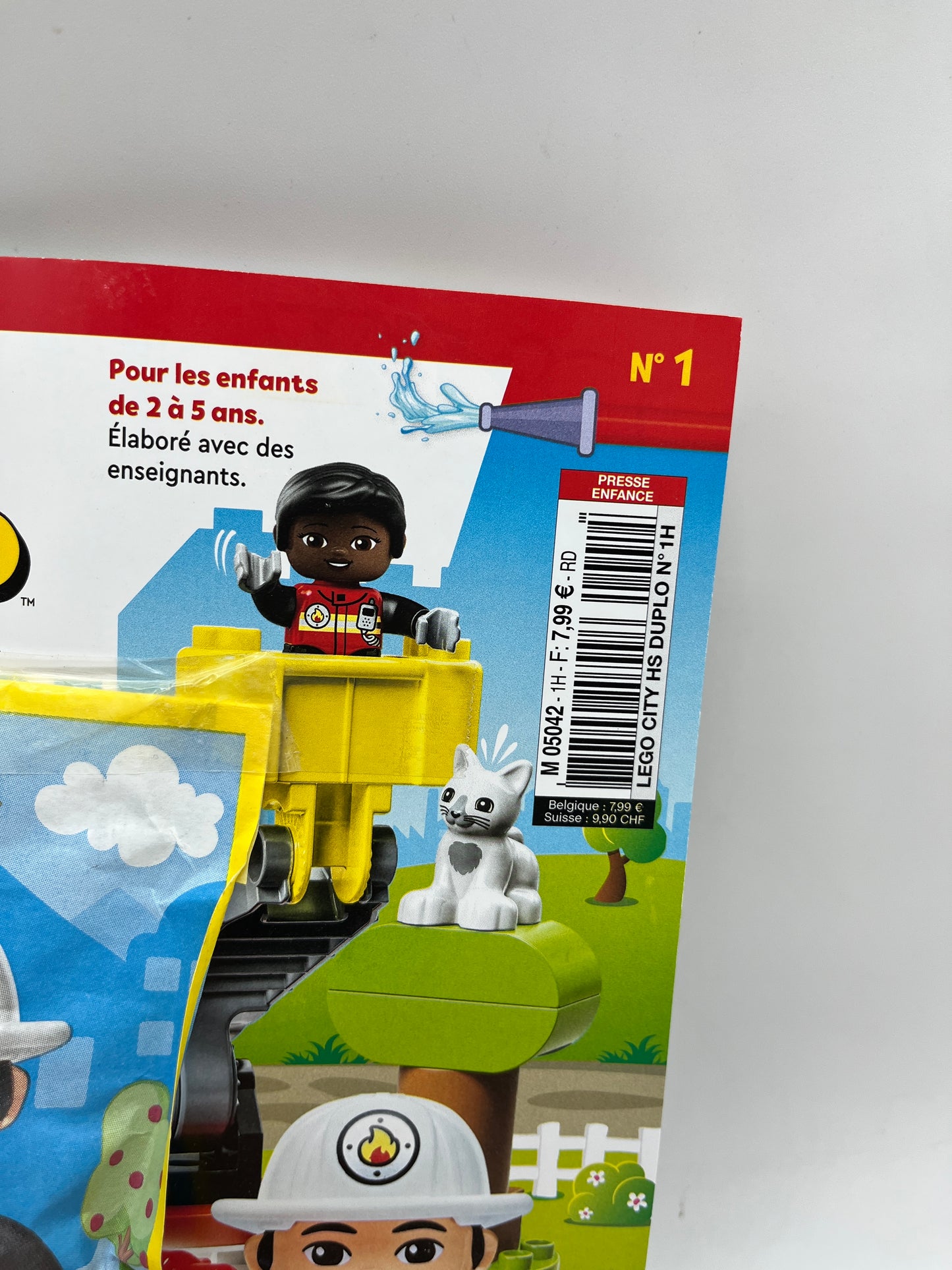 livre d’activité Magazine Lego Duplo avec sa mini figurine Pompier Neuf !