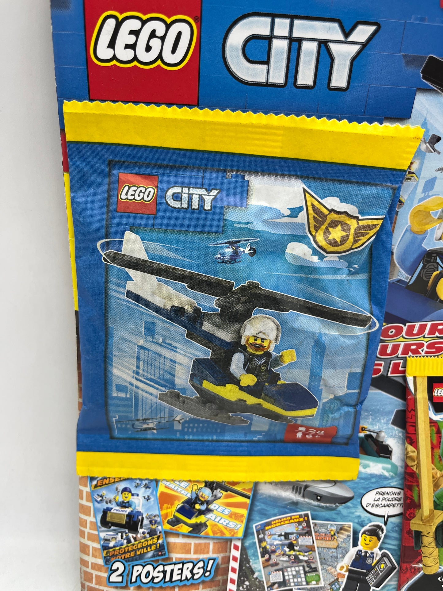 livre d’activité Magazine Lego city avec sa mini figurine et son hélicoptère Neuf !