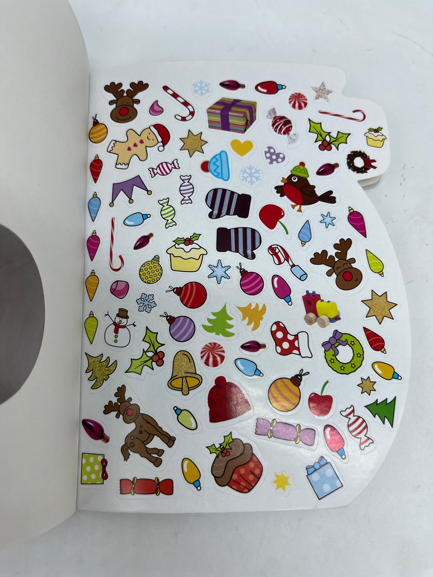 Livre d’activité Vivement Noël avec ces coloriages et ces 50!stickers Format poche Neuf