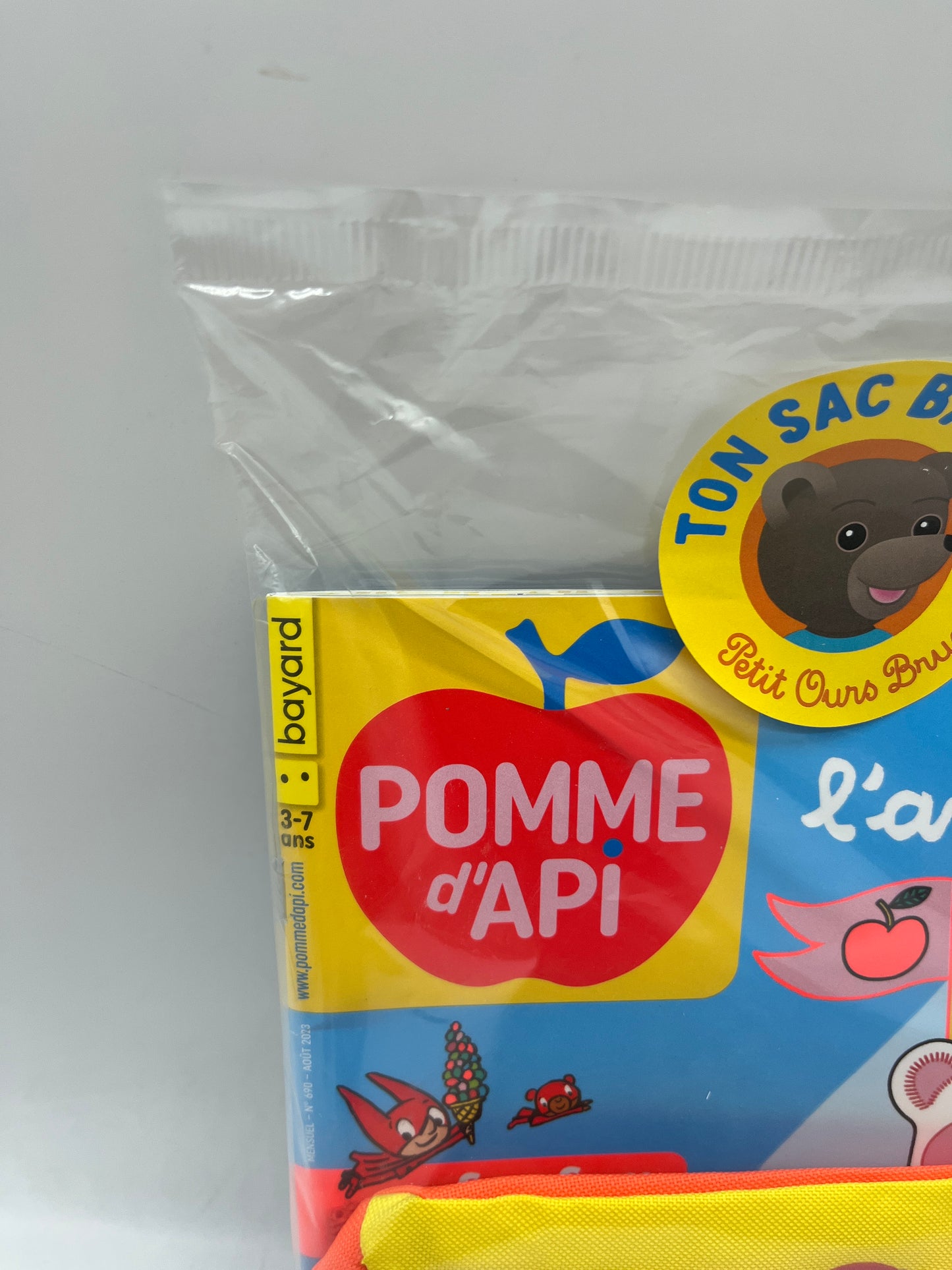 livre d’activite magazine Pomme d’api Thème Aventure avec sa banane sacoche Petit Ours brun Neuf