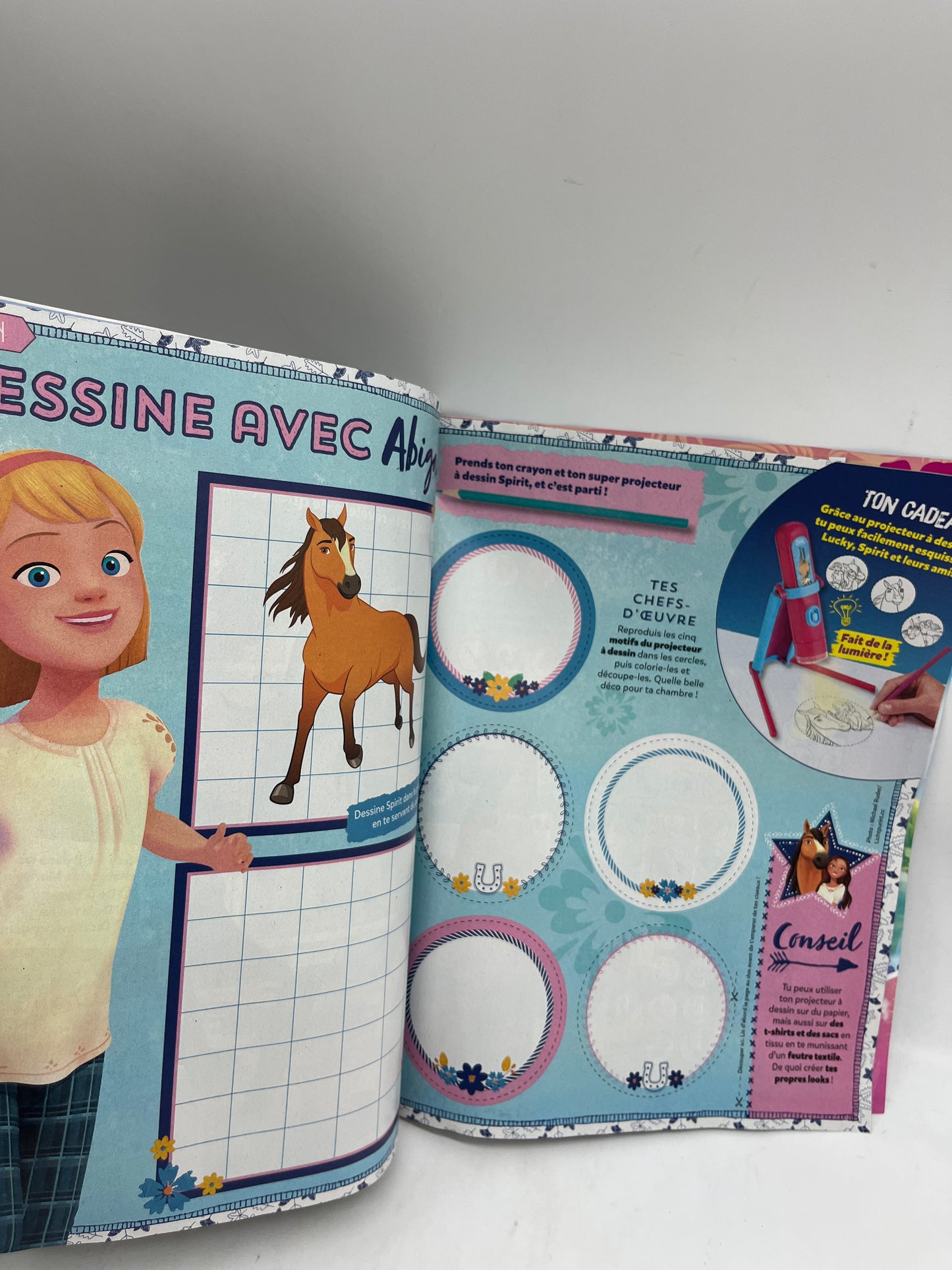 Livre d’activité Magazine Spirit avec sa lampe de dessin spécial chevaux Neuf