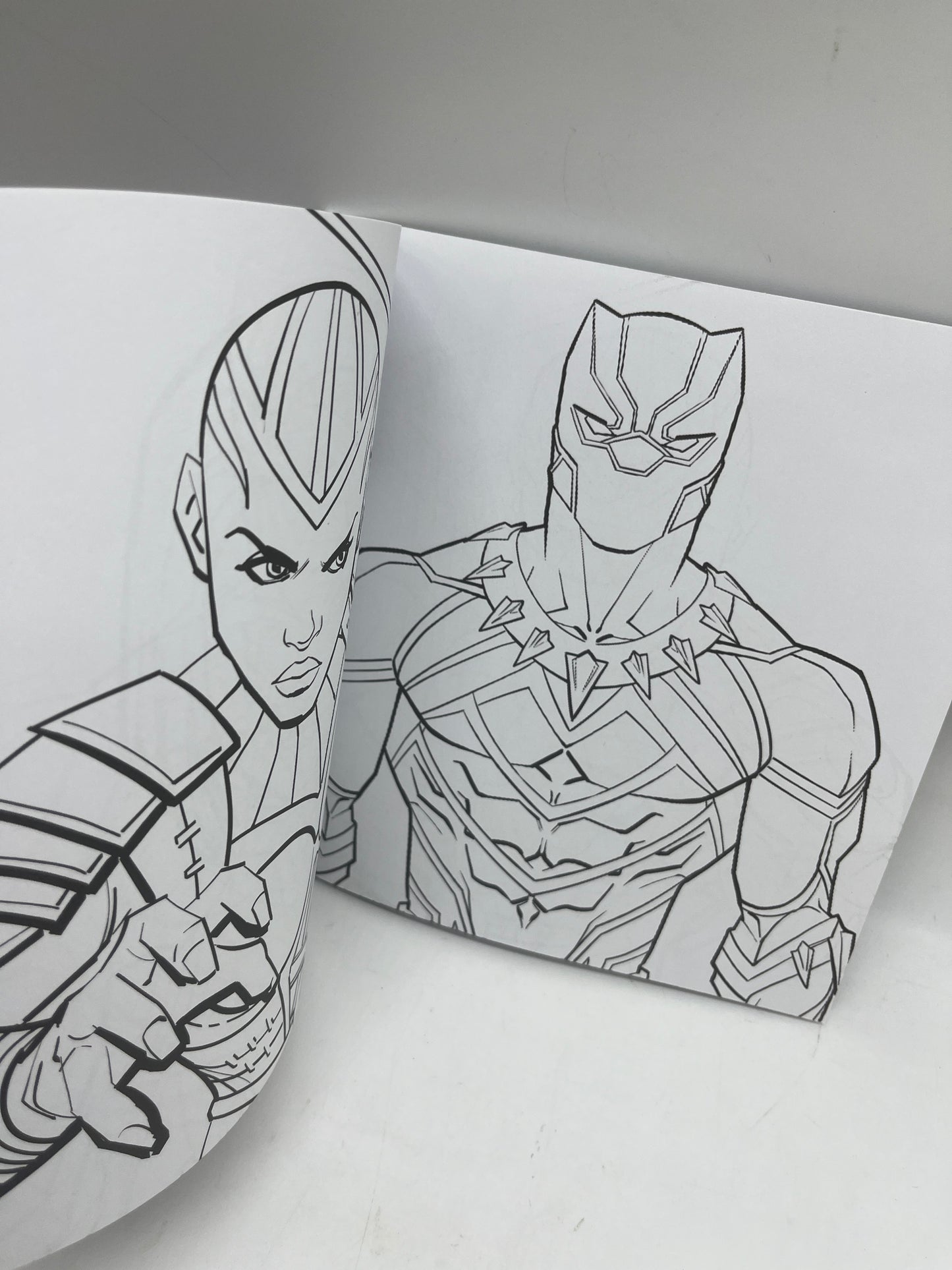 Livre d’activité Magazine Mon cahier de coloriage colorie moi Héros Marvel Disney Neuf