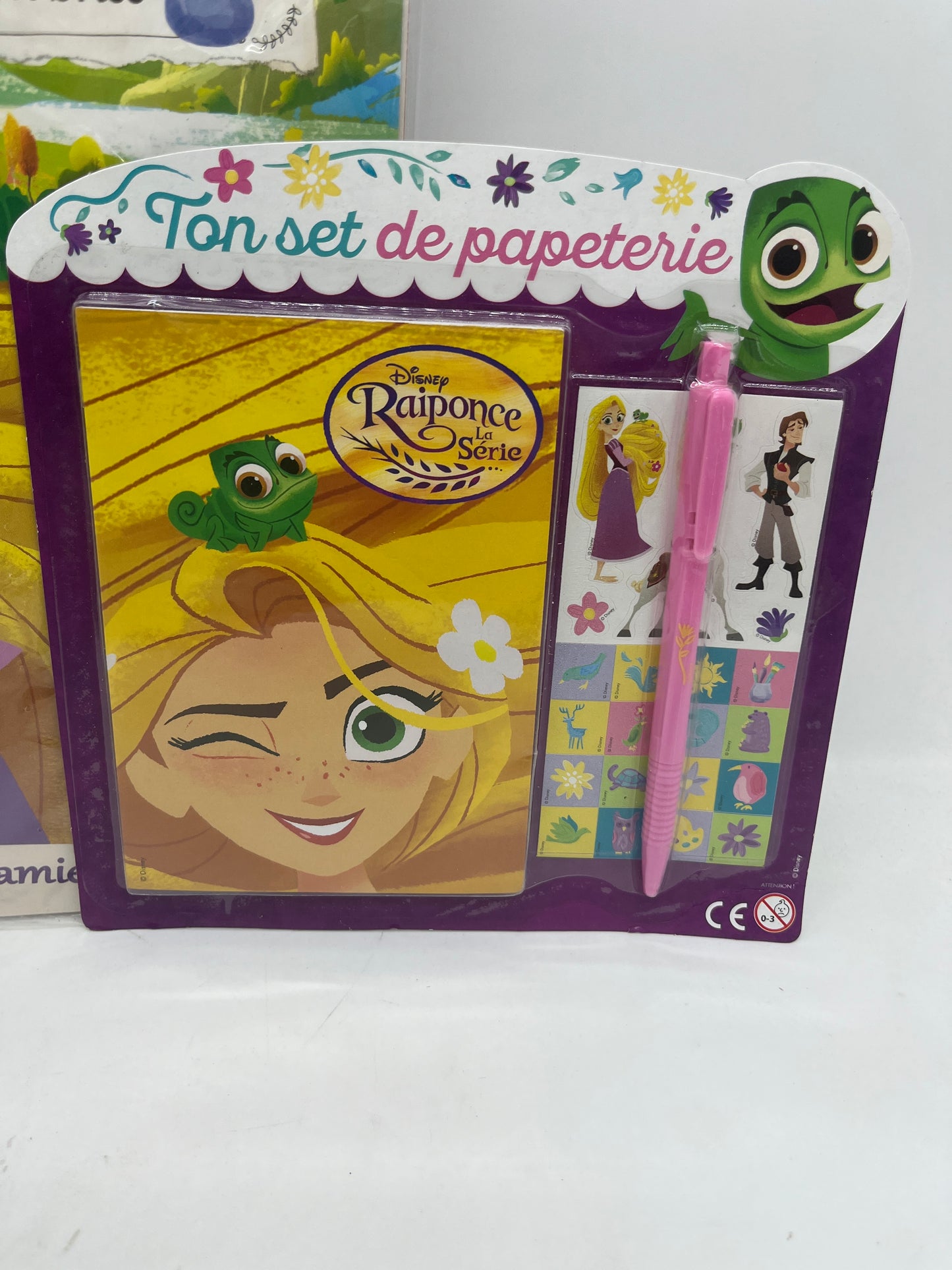 Livre d’activité Magazine Disney Princesse Raiponce avec son kit papeterie neuf Jeux activité stickers etc ...