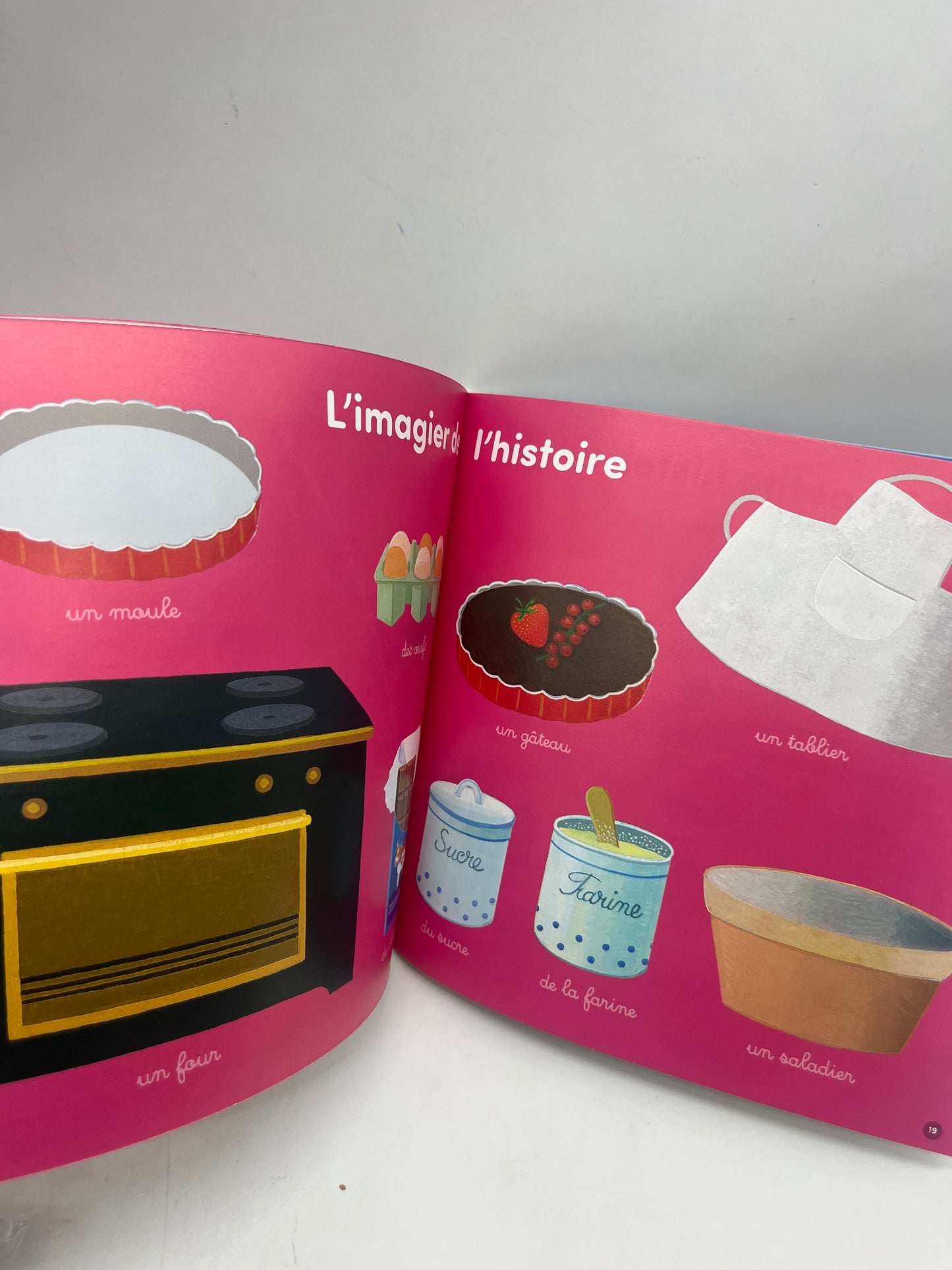 Livre d’activité magazine Les grandes histoires de Petit Ours Brun thème En cuisine avec Papa Neuf ! Avec gommettes et imagier