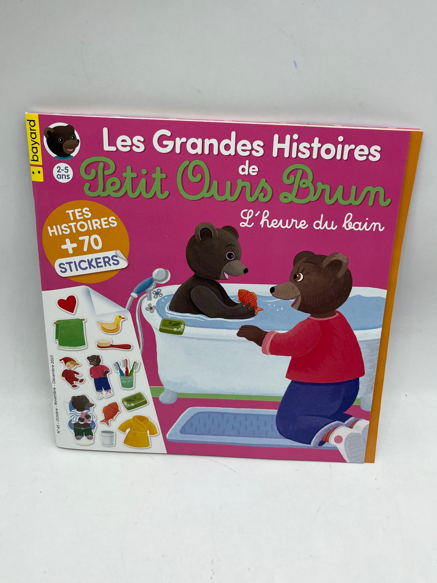 Livre d’activité magazine Les grandes histoires de Petit Ours Brun thème C’est l’histoire du bain Neuf ! Avec gommettes et imagier