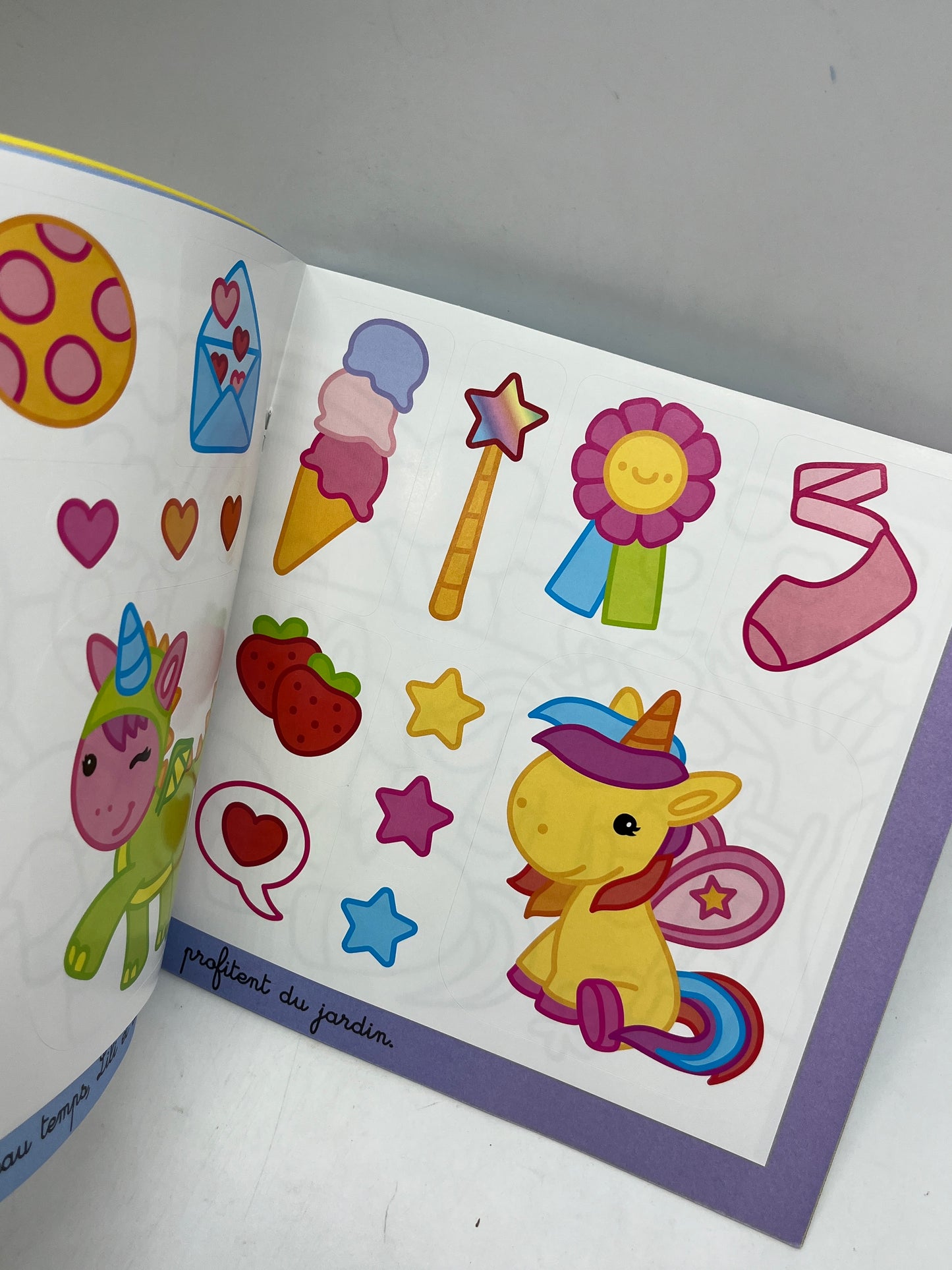 livre d’activité Magazine Mes toutes premières licornes dès 2 ans avec ses crayons de couleurs Neuf !