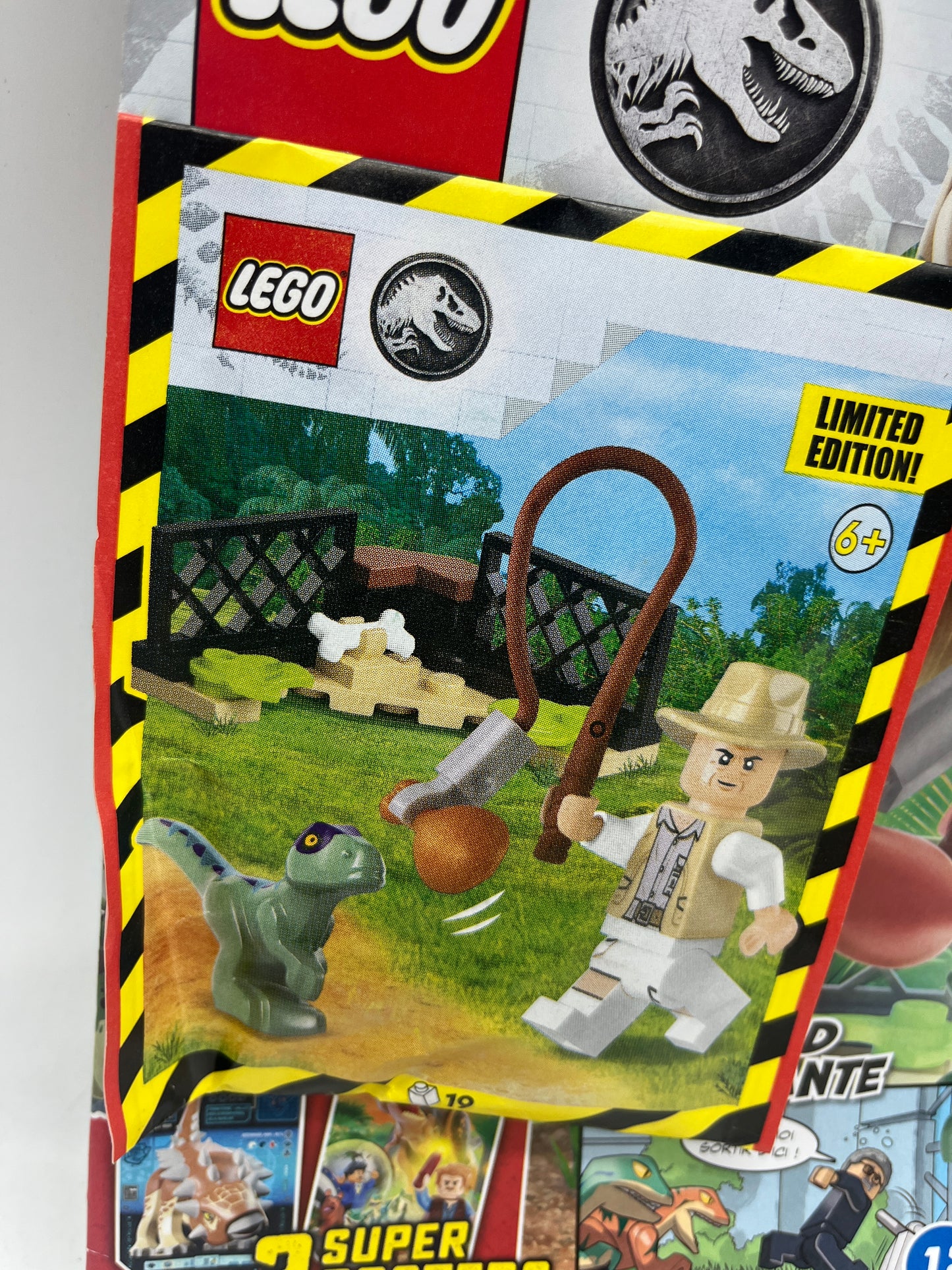 Livre d’activité Magazine Lego Jurassic World avec sa mini figurine garde chasse Raptor + son enclos Numéro 17 plus neuf