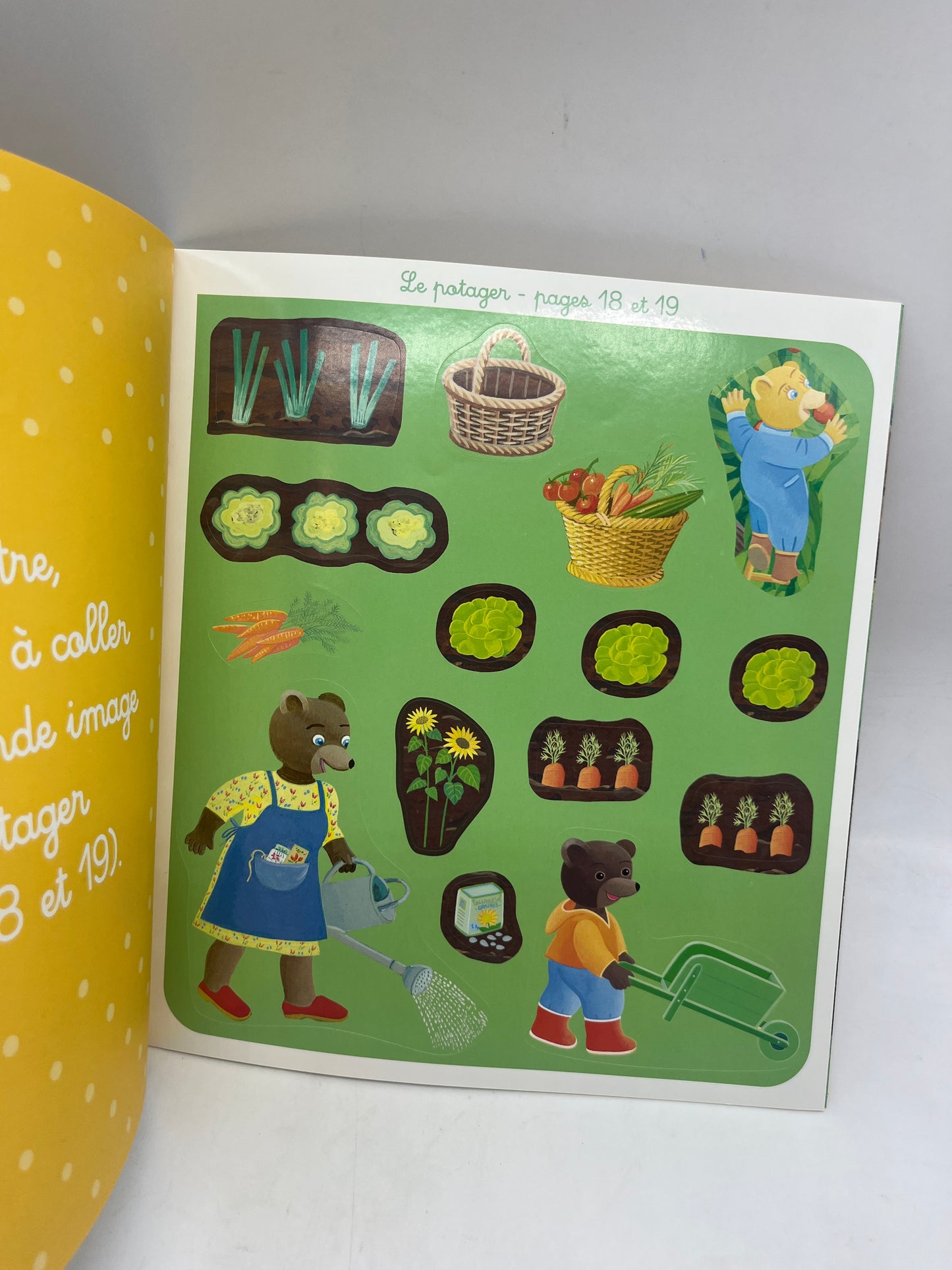 Livre d’activité magazines Je colle avec Petit Ours brun thème à la ferme avec ses gommettes Neuf