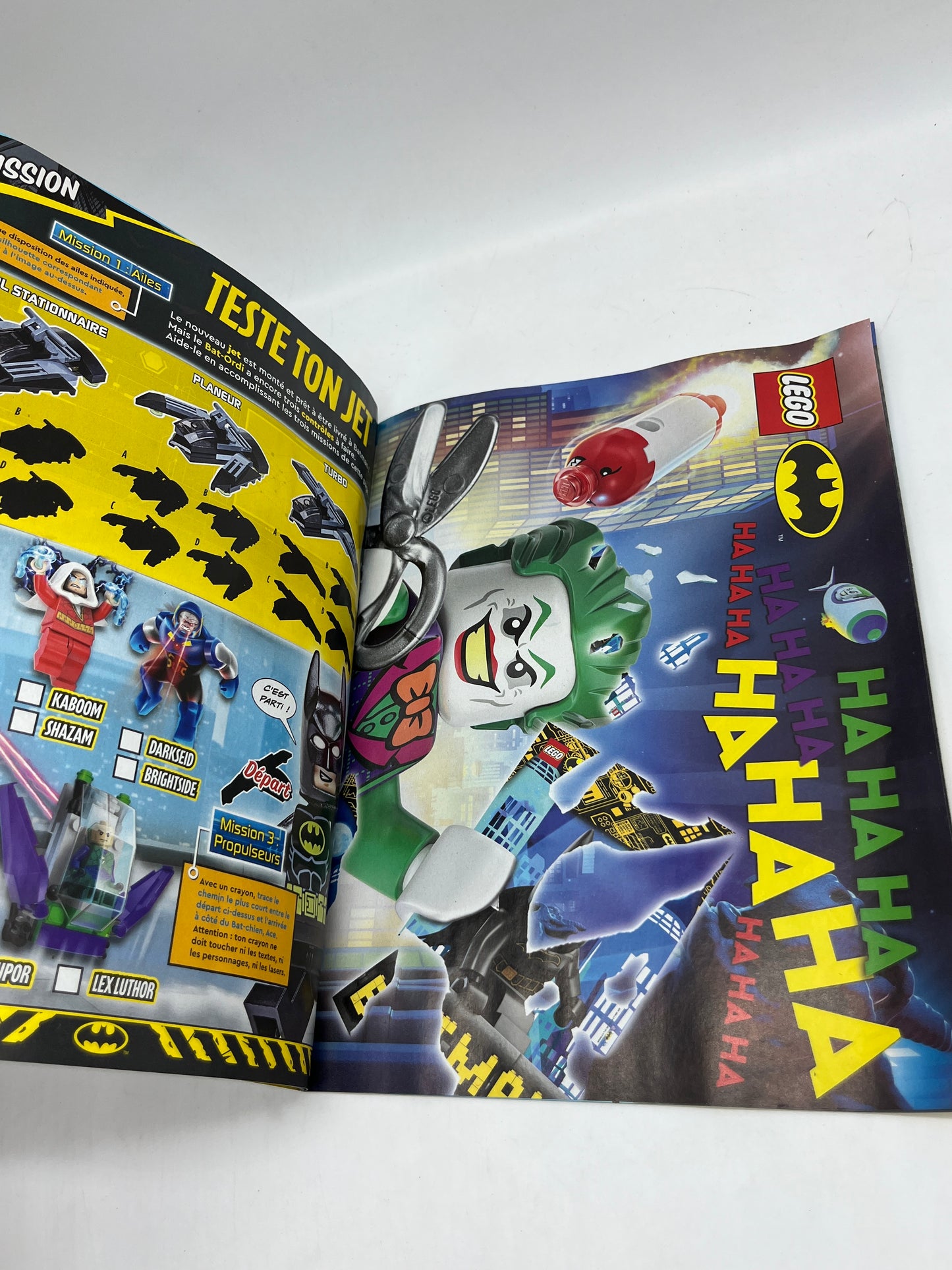 livre d’activité Magazine Lego Batman avec sa minifigure Batman et son jet trop cool Neuf !