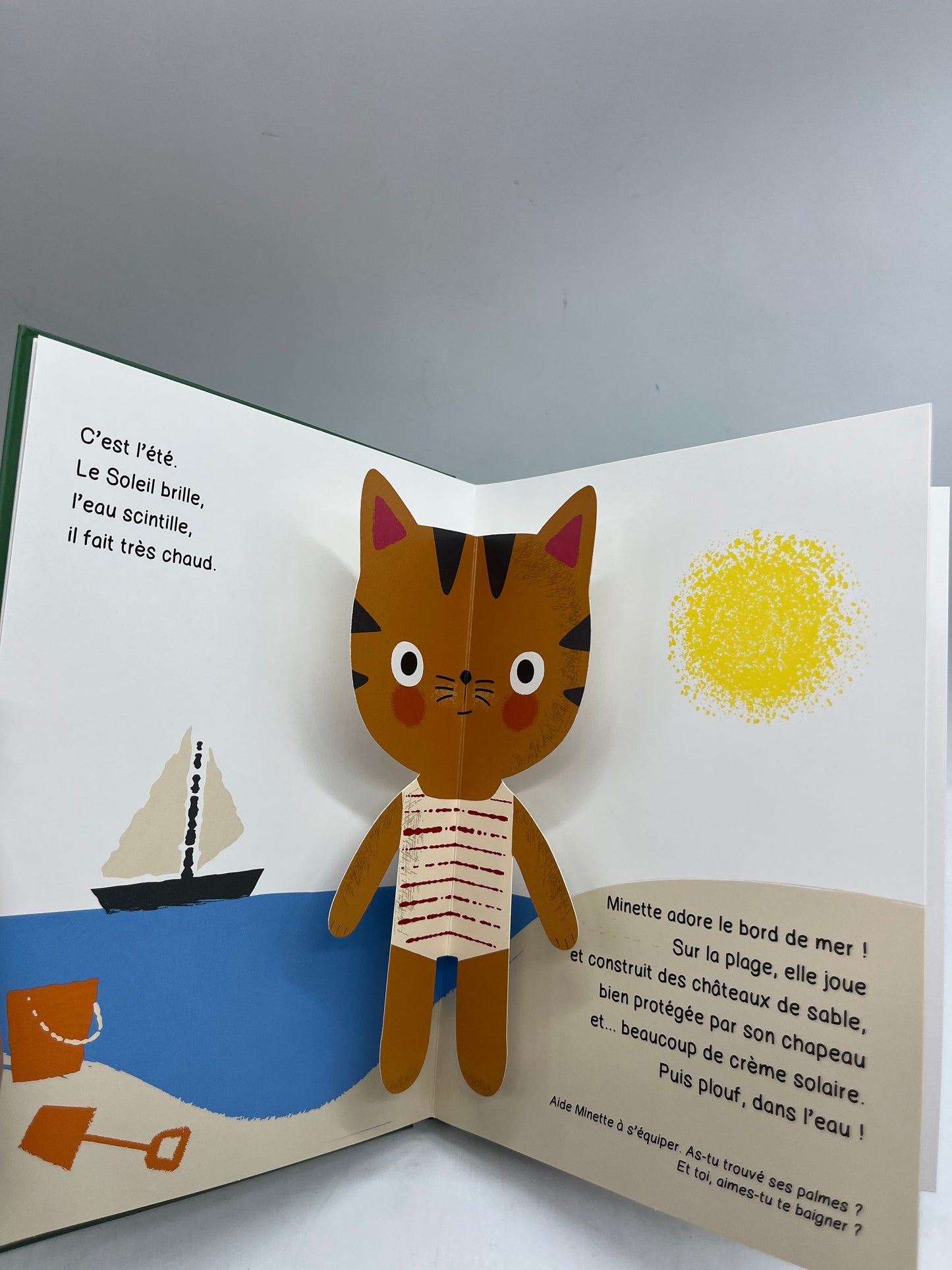 Livre histoire C’est les vacances livre pop up animé ave 50 accessoires à manipuler Neuf