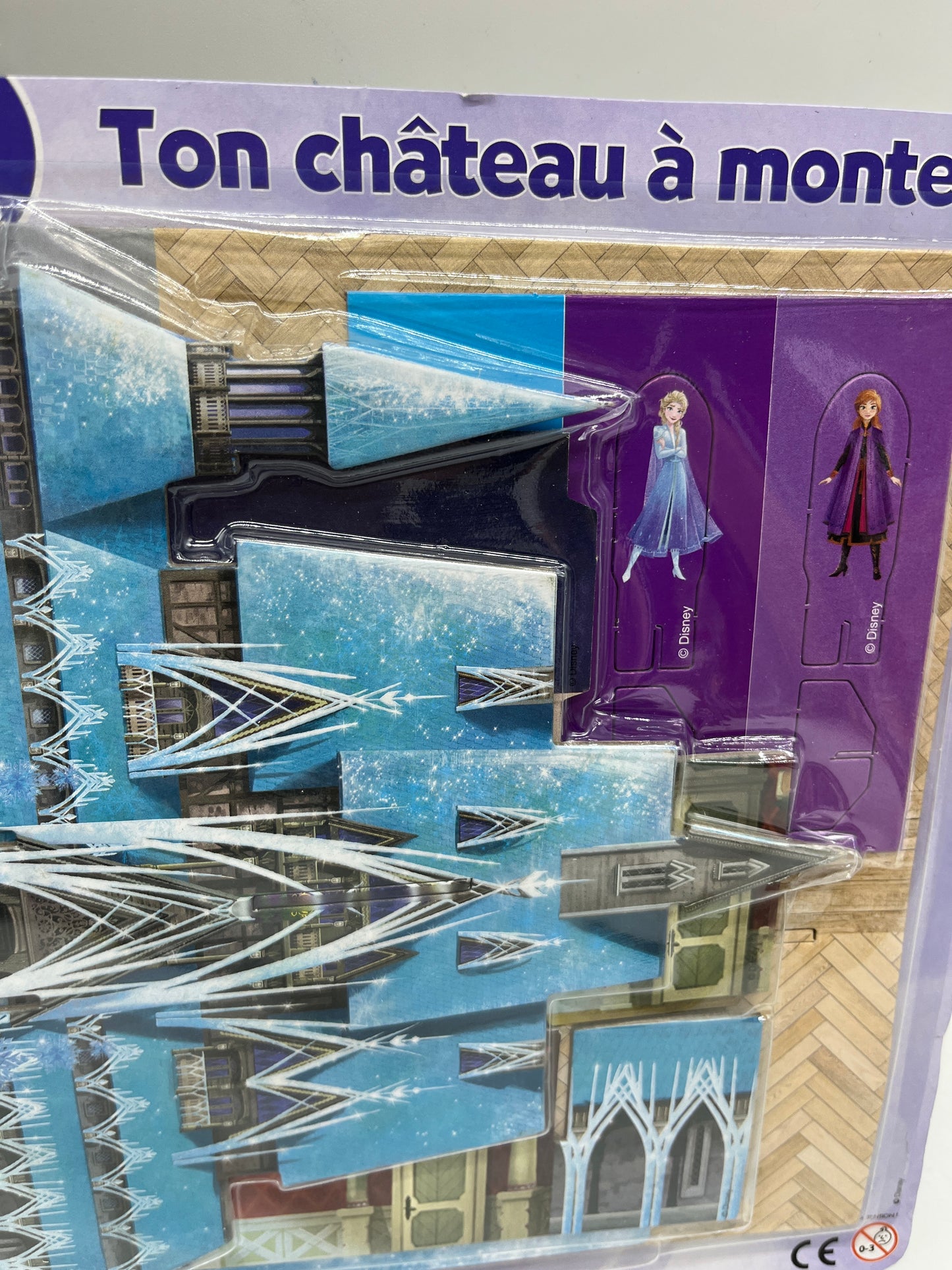 Livre d’activité Magazine Disney Princesse Reine des neige avec son Château D’arendelle à monter neuf Jeux activité stickers etc ... Prix boutique:6 €99