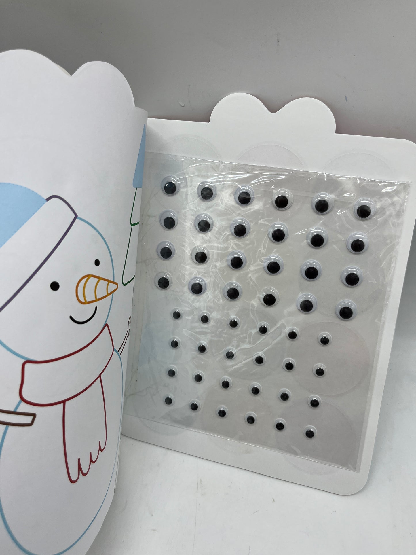 Livre d’activité Magazine Je colorie et colle avec autocollant géant et repositionnable thème Noël Neuf