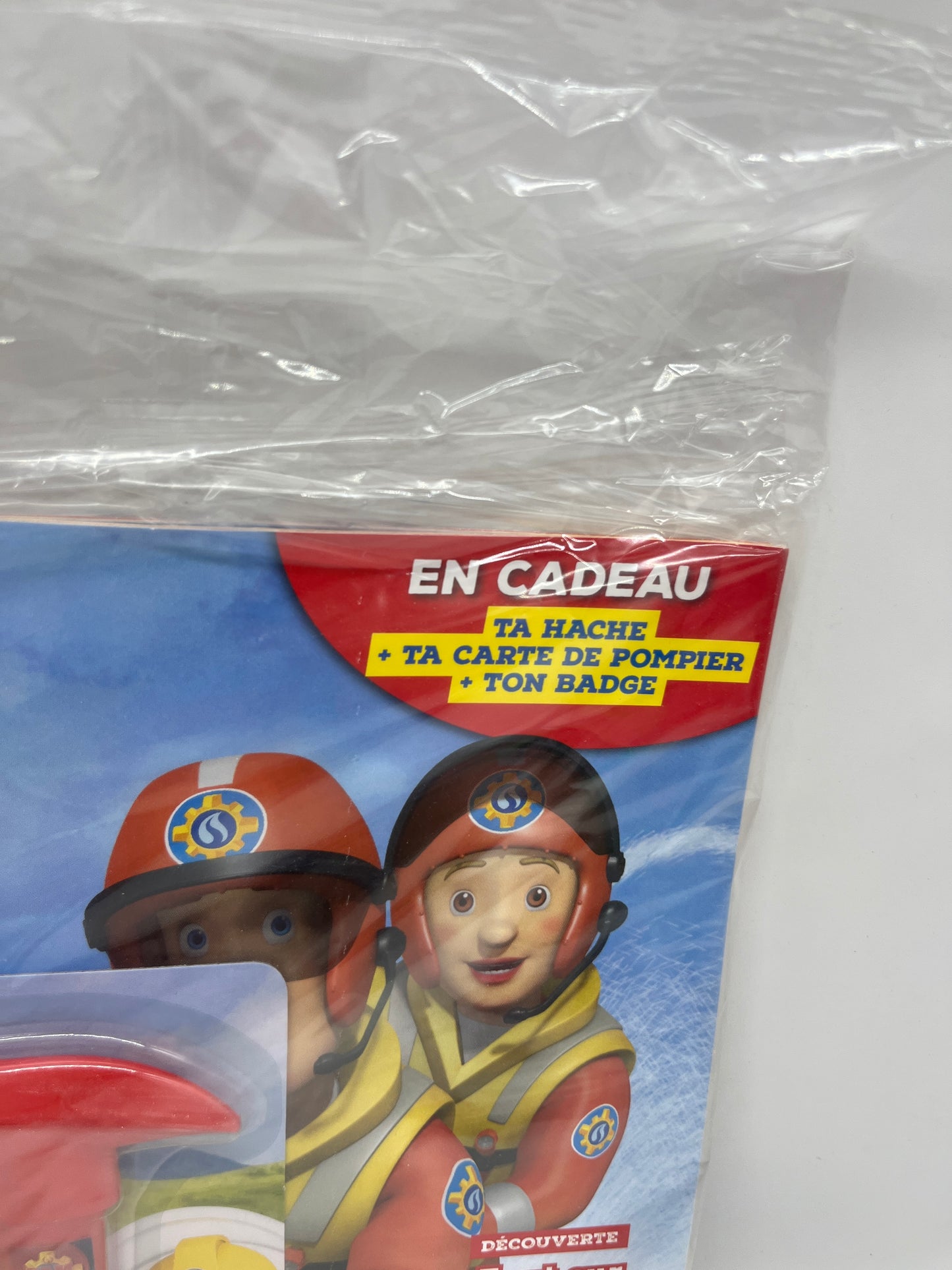 Livre d’activité Magazine disney Sam le pompier avec son kit de pompier son bagde sa hache sa carte de pompier Neuf sous blister