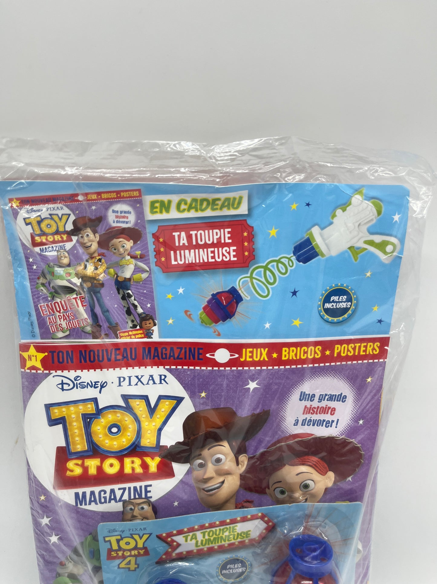 Livre d’activité Magazine Disney Princesse TOY STORY avec son pistolet toupie neuf Jeux activité stickers etc ... Prix boutique:6 €99