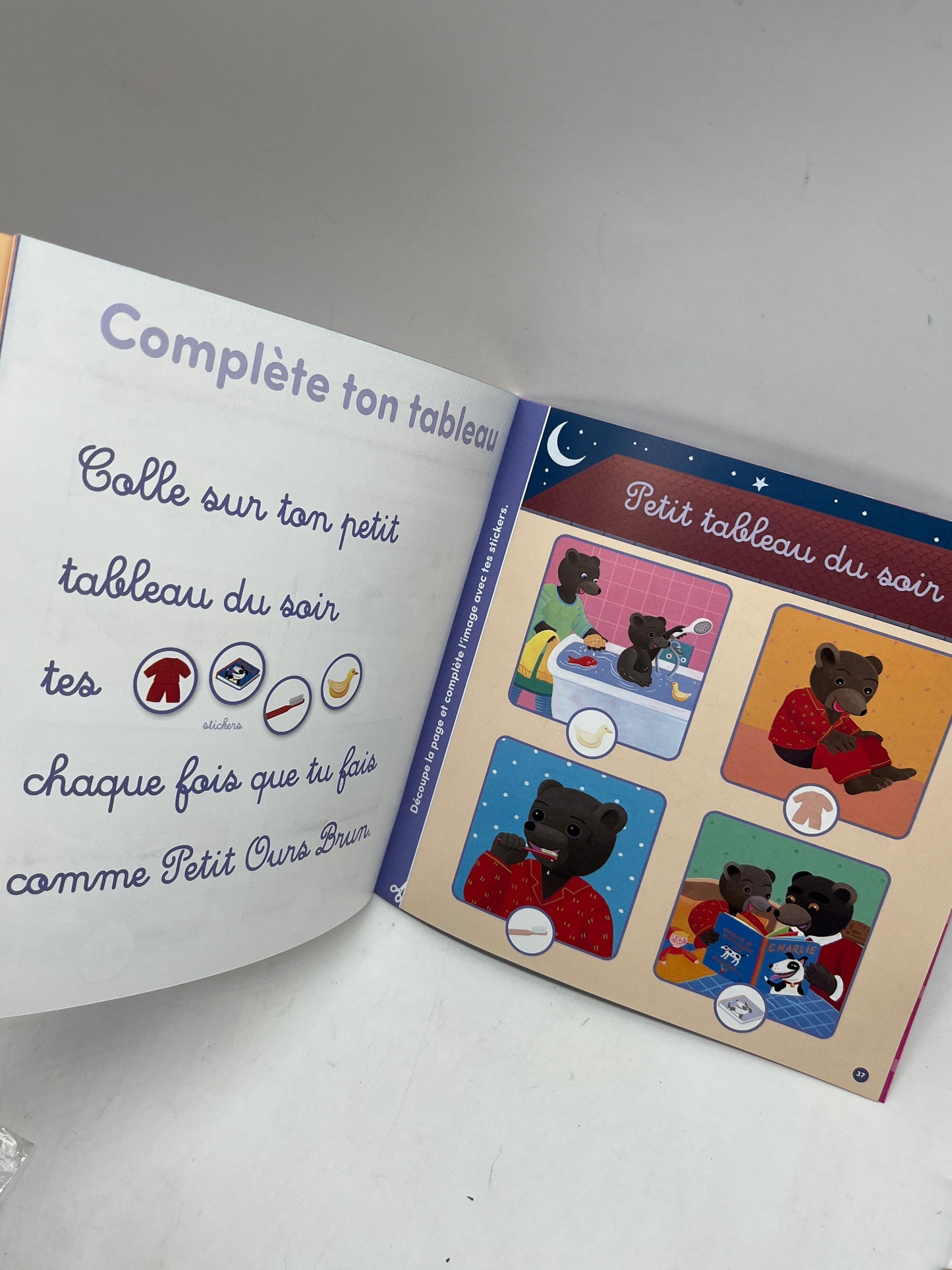 Livre d’activité magazine Les grandes histoires de Petit Ours Brun thème C’est l’histoire du bain Neuf ! Avec gommettes et imagier