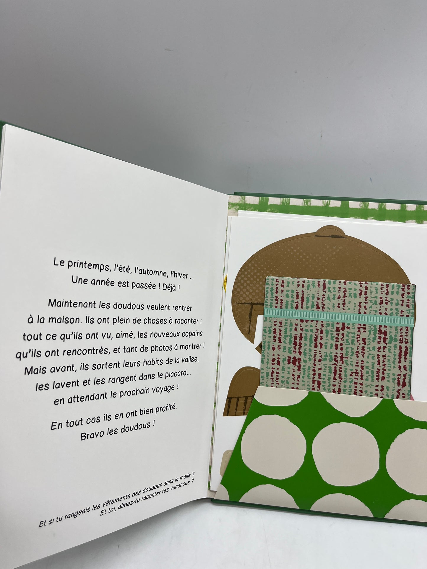 Livre histoire C’est les vacances livre pop up animé ave 50 accessoires à manipuler Neuf