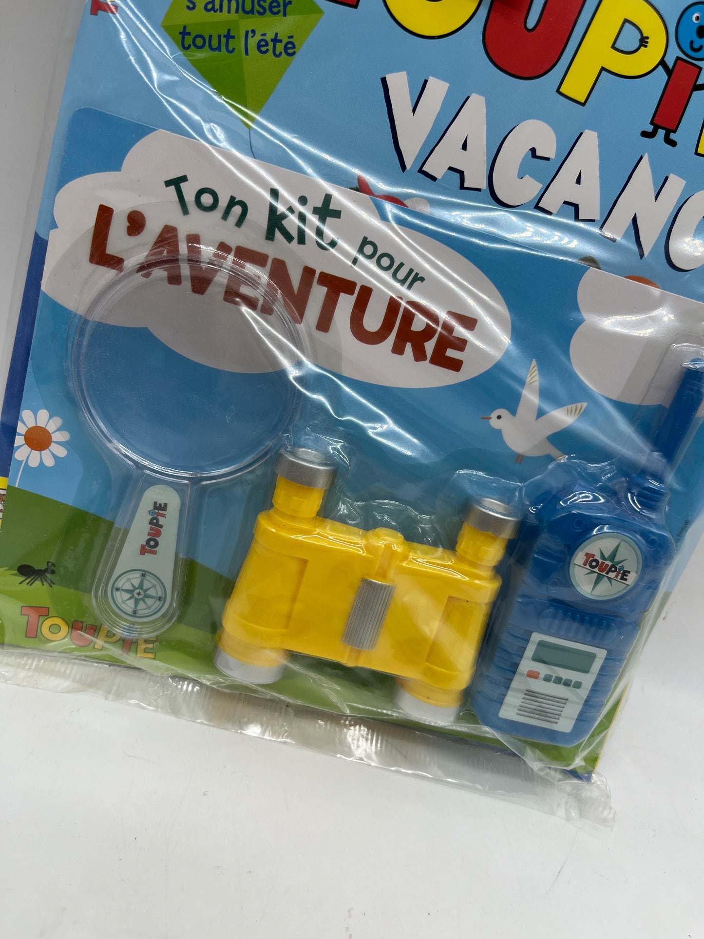 livre d’activité Magazine Toupie spécial Vacance avec son Kit d’aventurier Neuf !