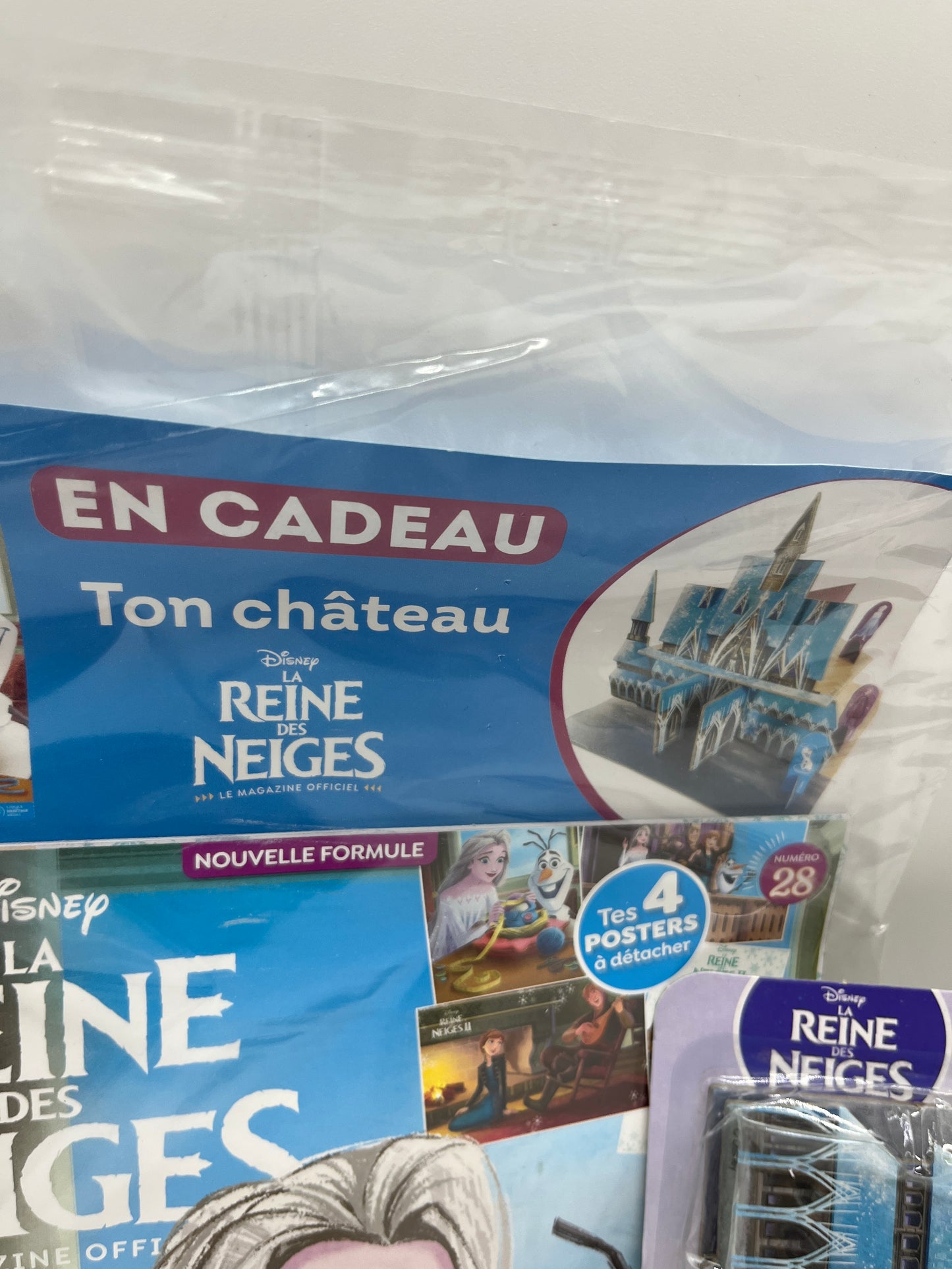 Livre d’activité Magazine Disney Princesse Reine des neige avec son Château D’arendelle à monter neuf Jeux activité stickers etc ... Prix boutique:6 €99