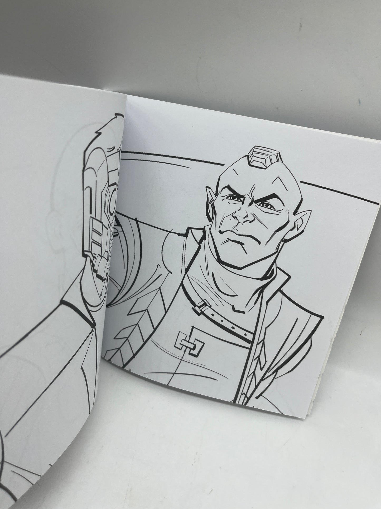 Livre d’activité Magazine Mon cahier de coloriage colorie moi Héros Marvel Disney Neuf