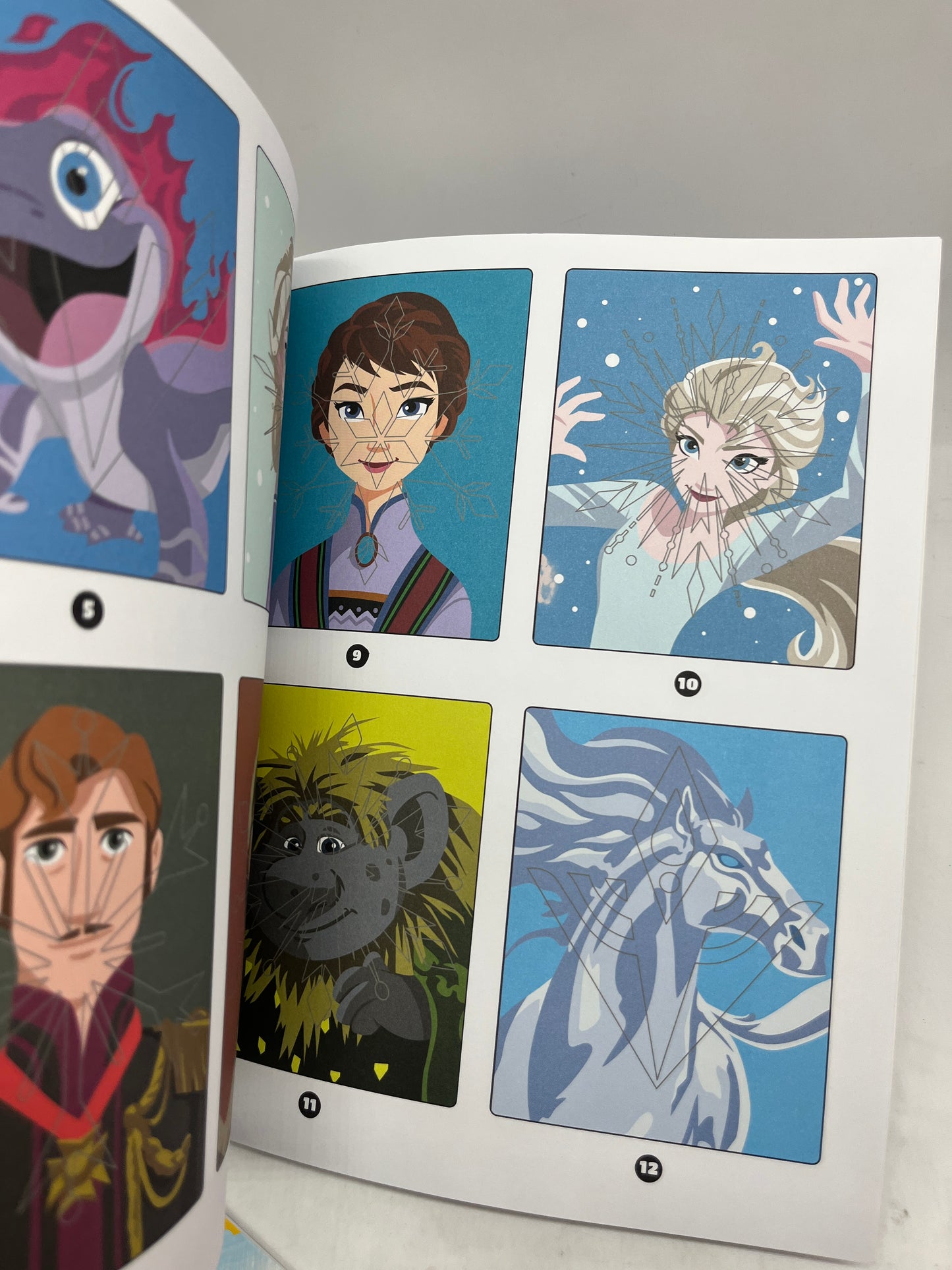 Livre d’activités les ateliers Coloriages magique à colorier Disney spécial princesses La reine des neiges II Modèle Flocon mystère Neuf
