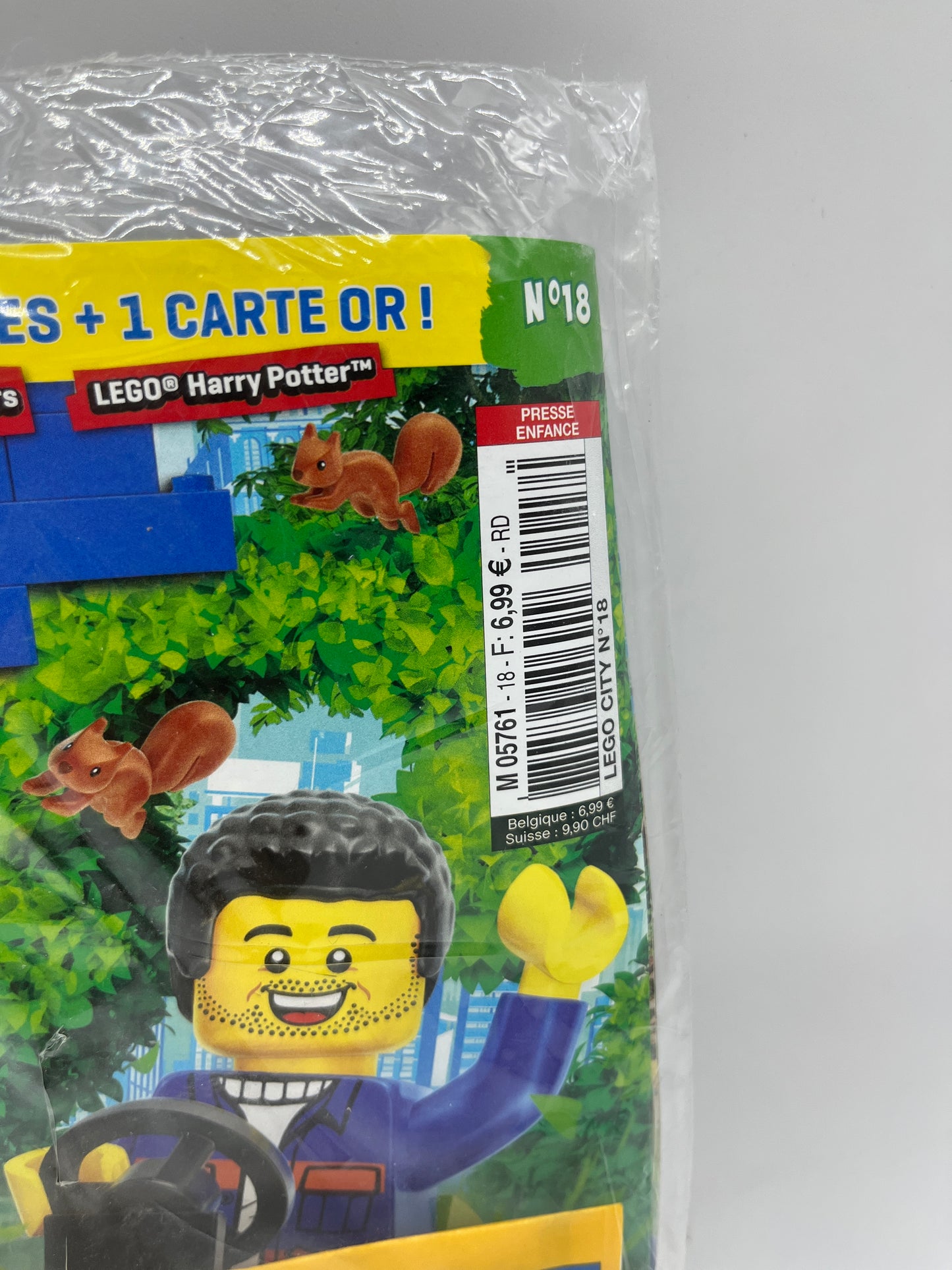 livre d’activité Magazine Lego city avec sa mini figurine Jardinier avec son tracteur tondeuse Neuf