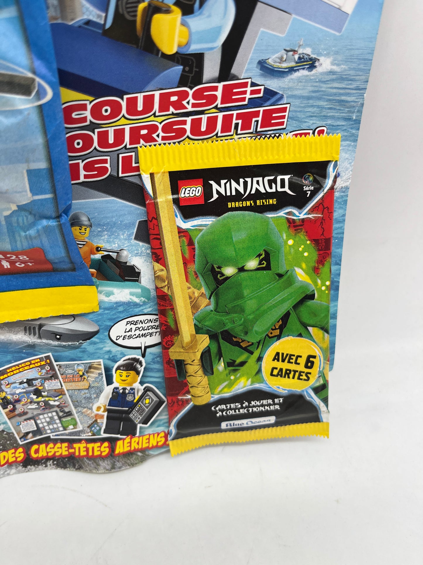 livre d’activité Magazine Lego city avec sa mini figurine et son hélicoptère Neuf !