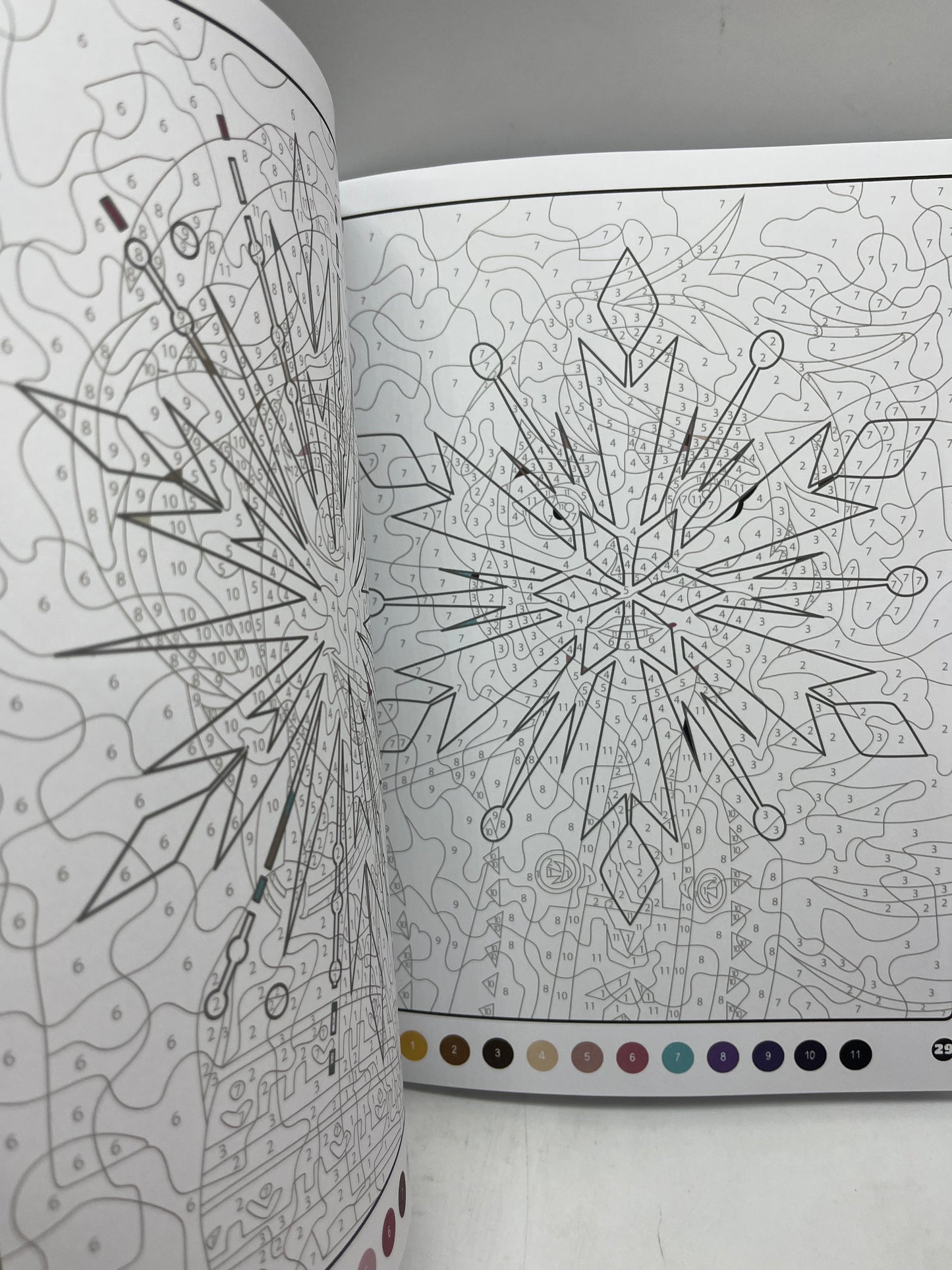 Livre d’activités les ateliers Coloriages magique à colorier Disney spécial princesses La reine des neiges II Modèle Flocon mystère Neuf