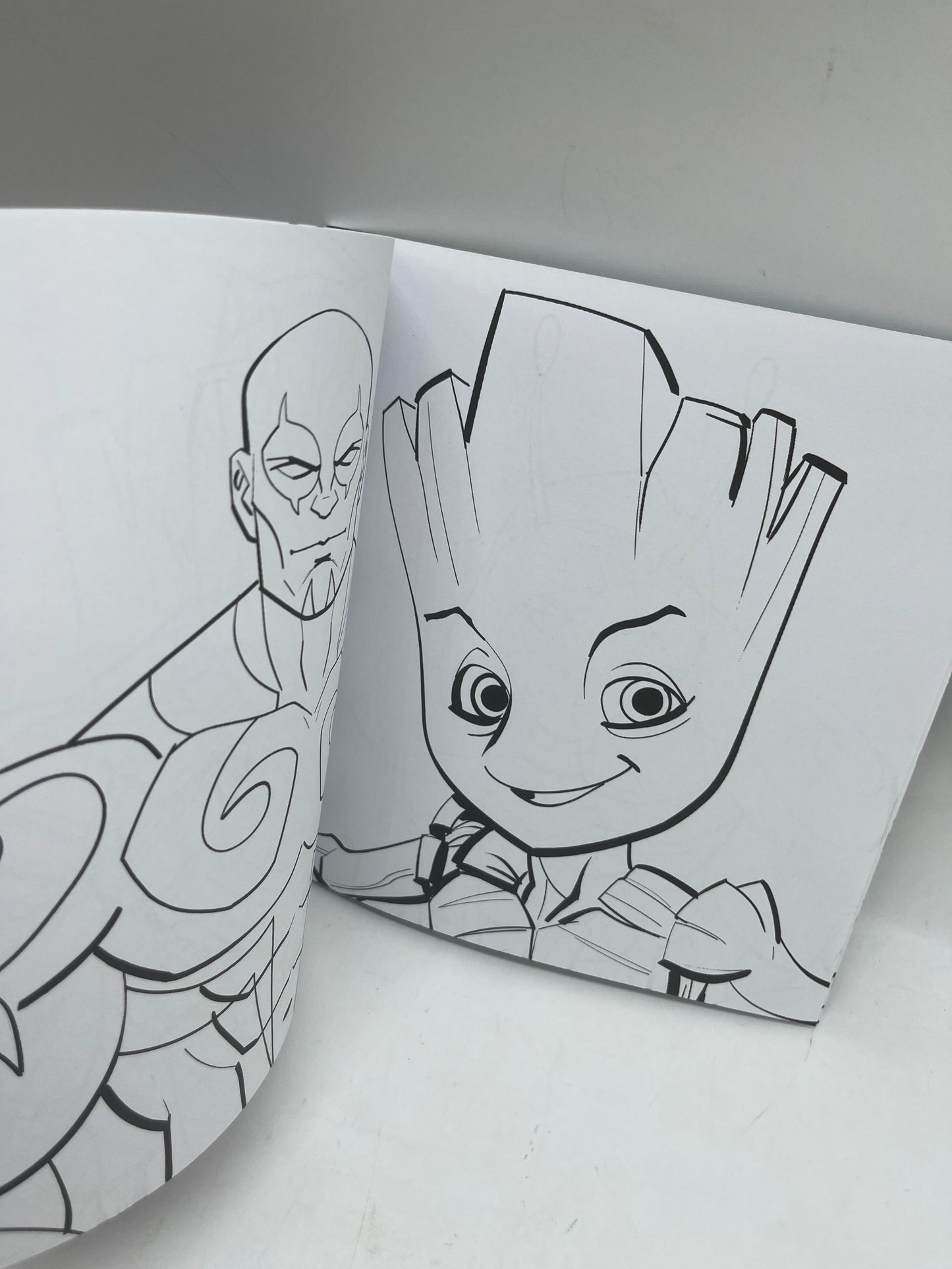 Livre d’activité Magazine Mon cahier de coloriage colorie moi Héros Marvel Disney Neuf