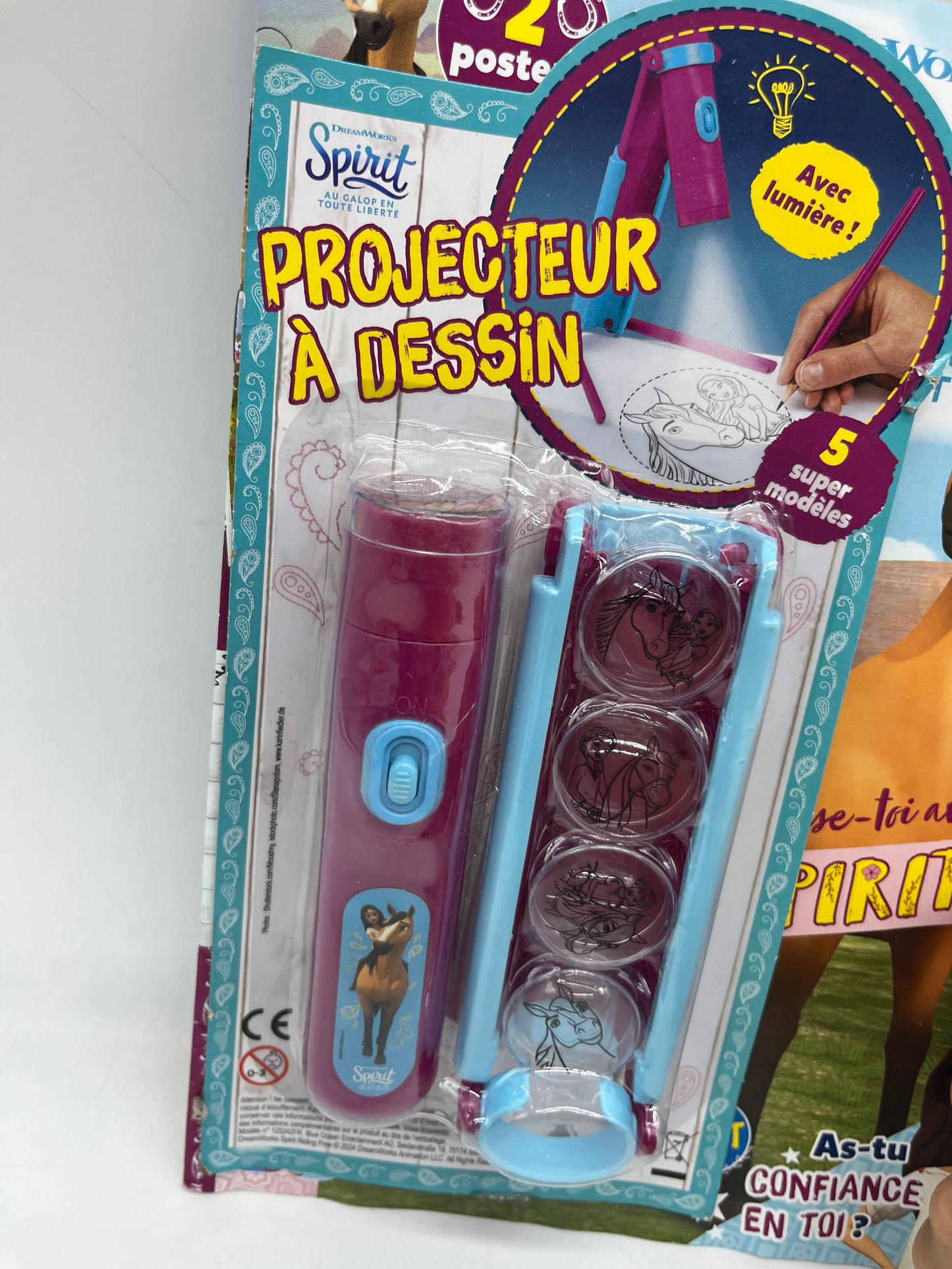 Livre d’activité Magazine Spirit avec sa lampe de dessin spécial chevaux Neuf