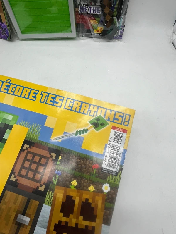 Lot de 3 magazines Livres d'activités Minecraft avec sa lampe et son épée son bouclier Neuf 