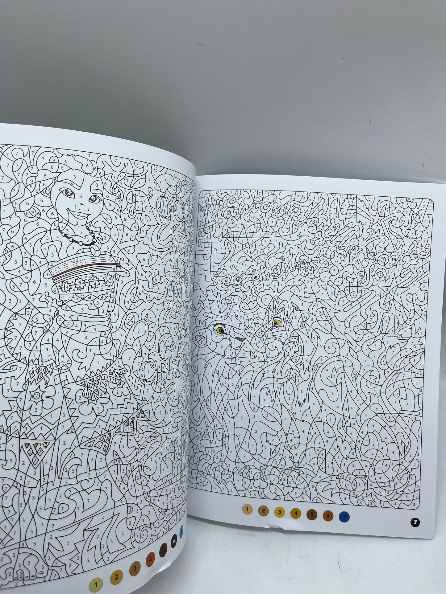 Livre d’activités les ateliers Coloriages magique à colorier Disney tes héros préférés modèle message caché Neuf