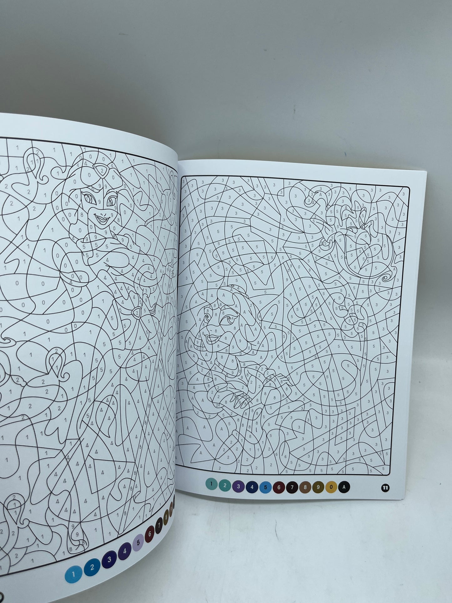 Livre d’activités les ateliers Coloriages magique à colorier Disney spécial princesses modèle jaune Neuf