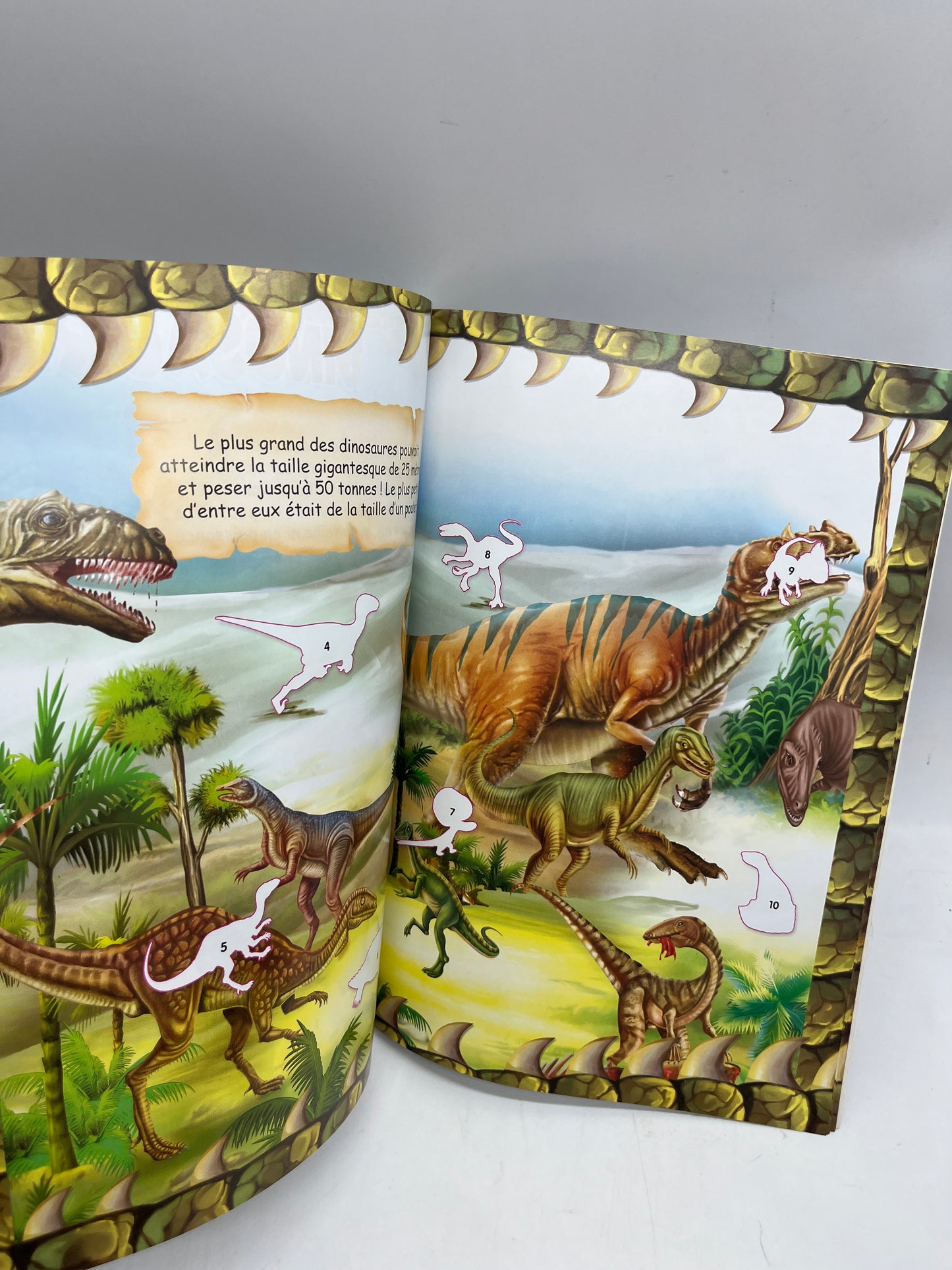 livre d’activité Jeux avec plus de 100 autocollants Special dino dinosaures lis colle et joue avec les dinos Neuf