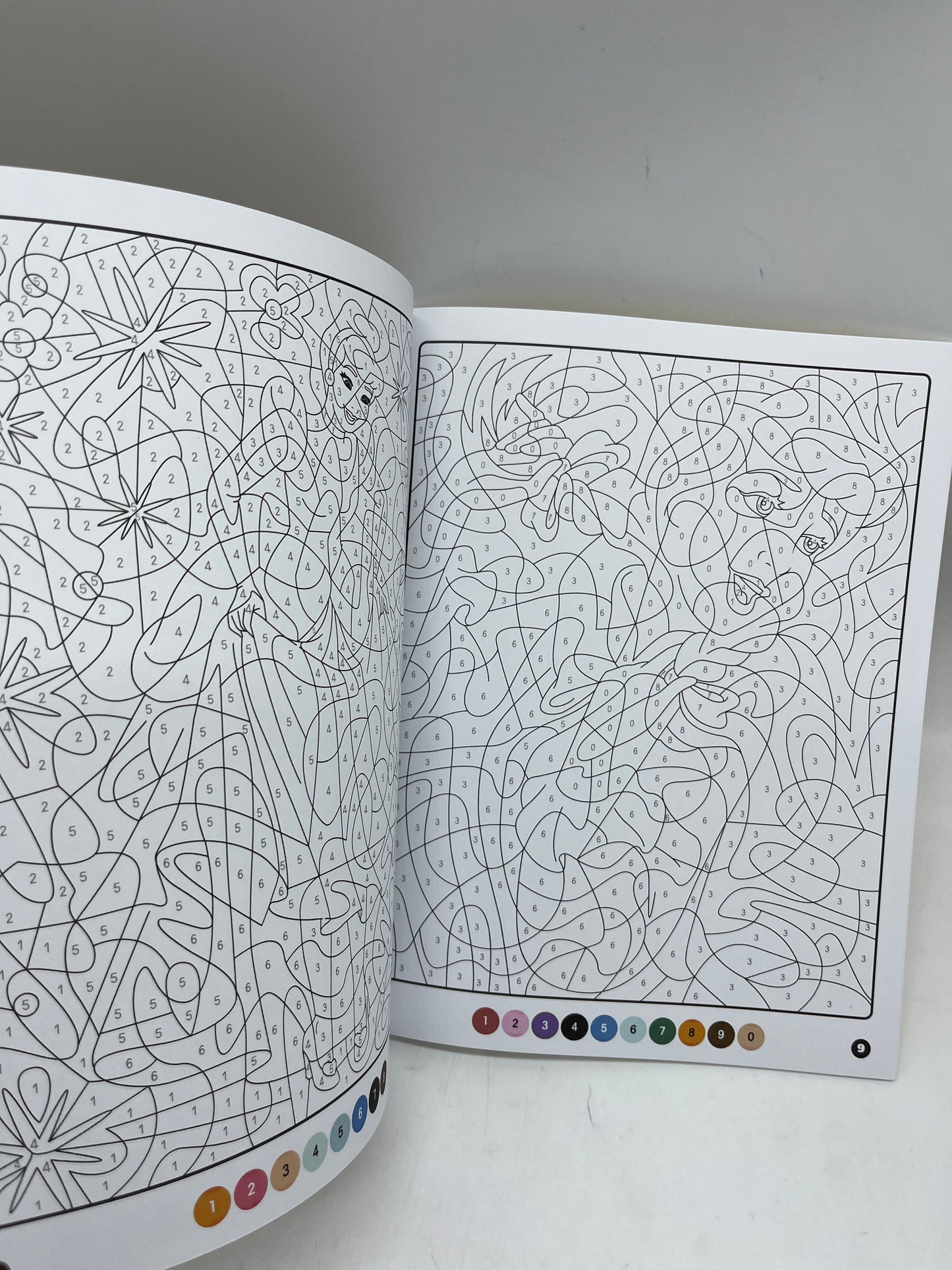 Livre d’activités les ateliers Coloriages magique à colorier Disney spécial princesses modèle jaune Neuf
