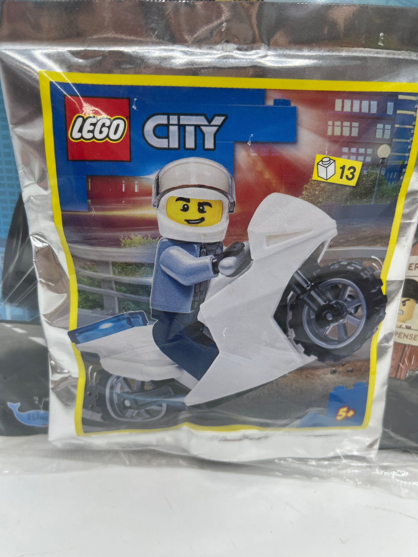 livre d’activité Magazine Lego city avec sa mini figurine et son moto Neuf !