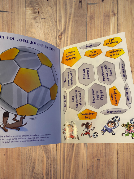 Livre activité La vie avec Max et Lili modèle "Max Fan de Foot " avec 100 stickers repositionnables