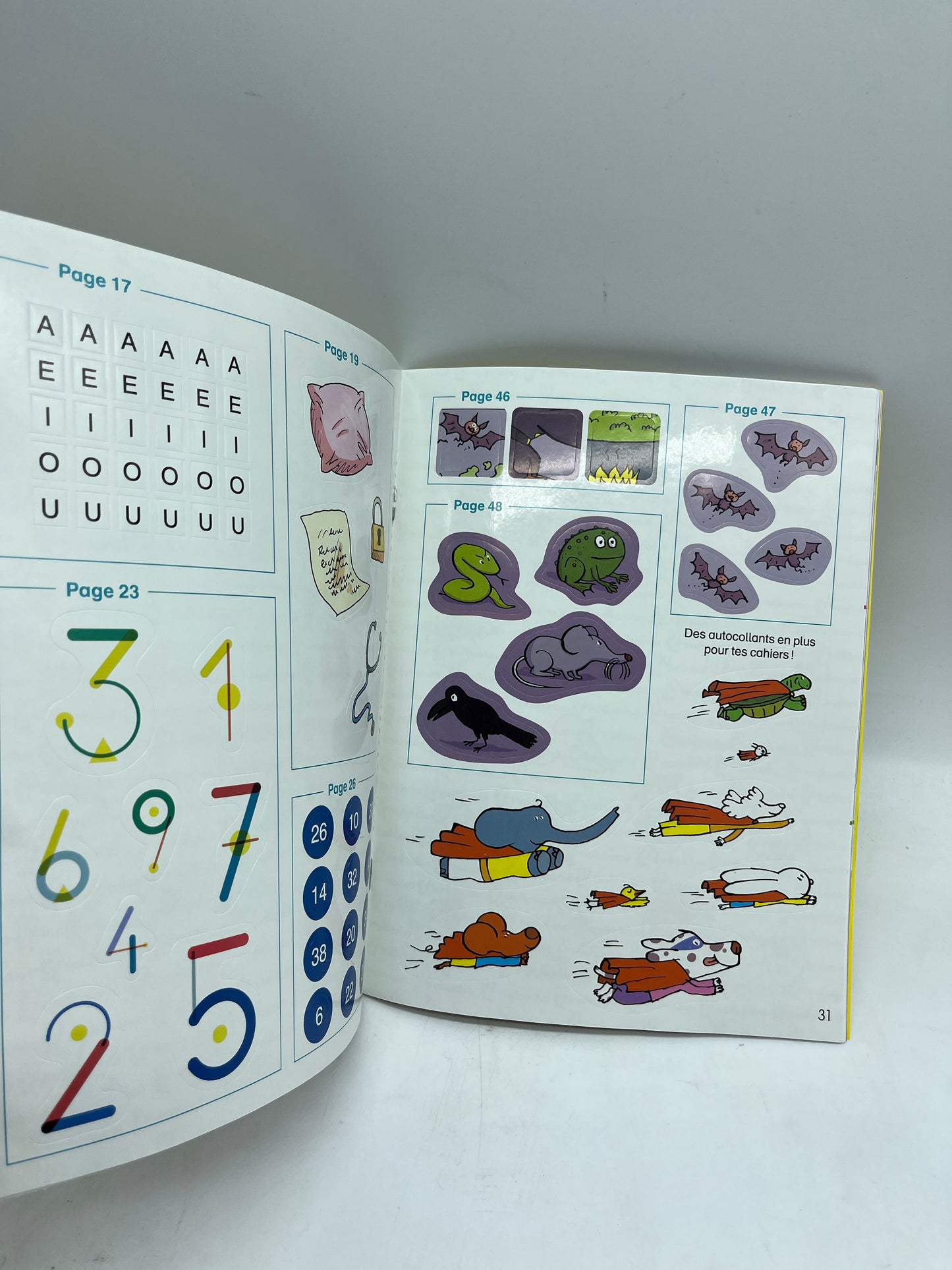 Livre mes premiers j'aime lire à faire tout seul thème hivers avec ses stickers Neuf !