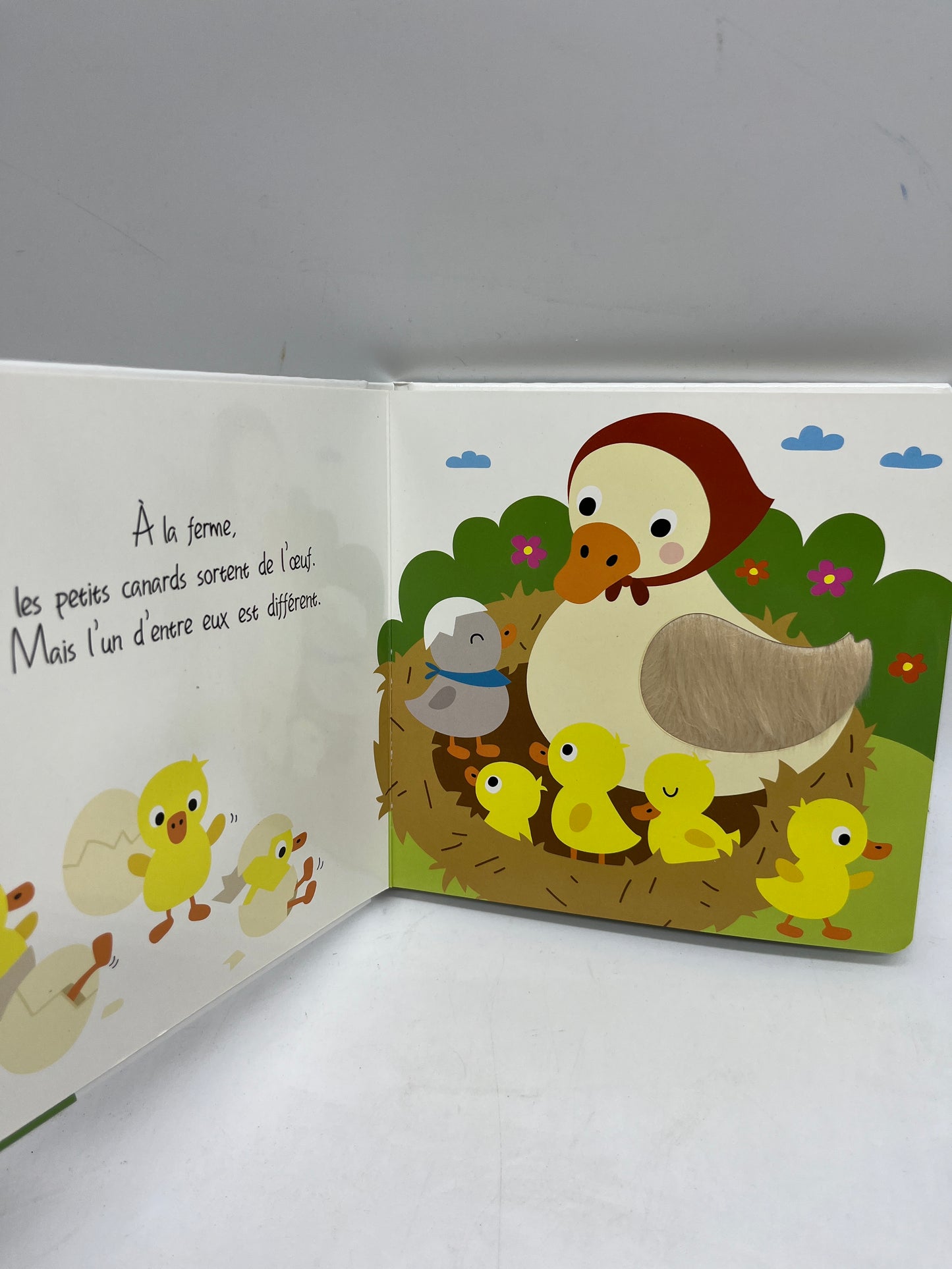 livre à toucher Ludique Les animaux Mon conte à toucher Mon vilan petit canard Neuf