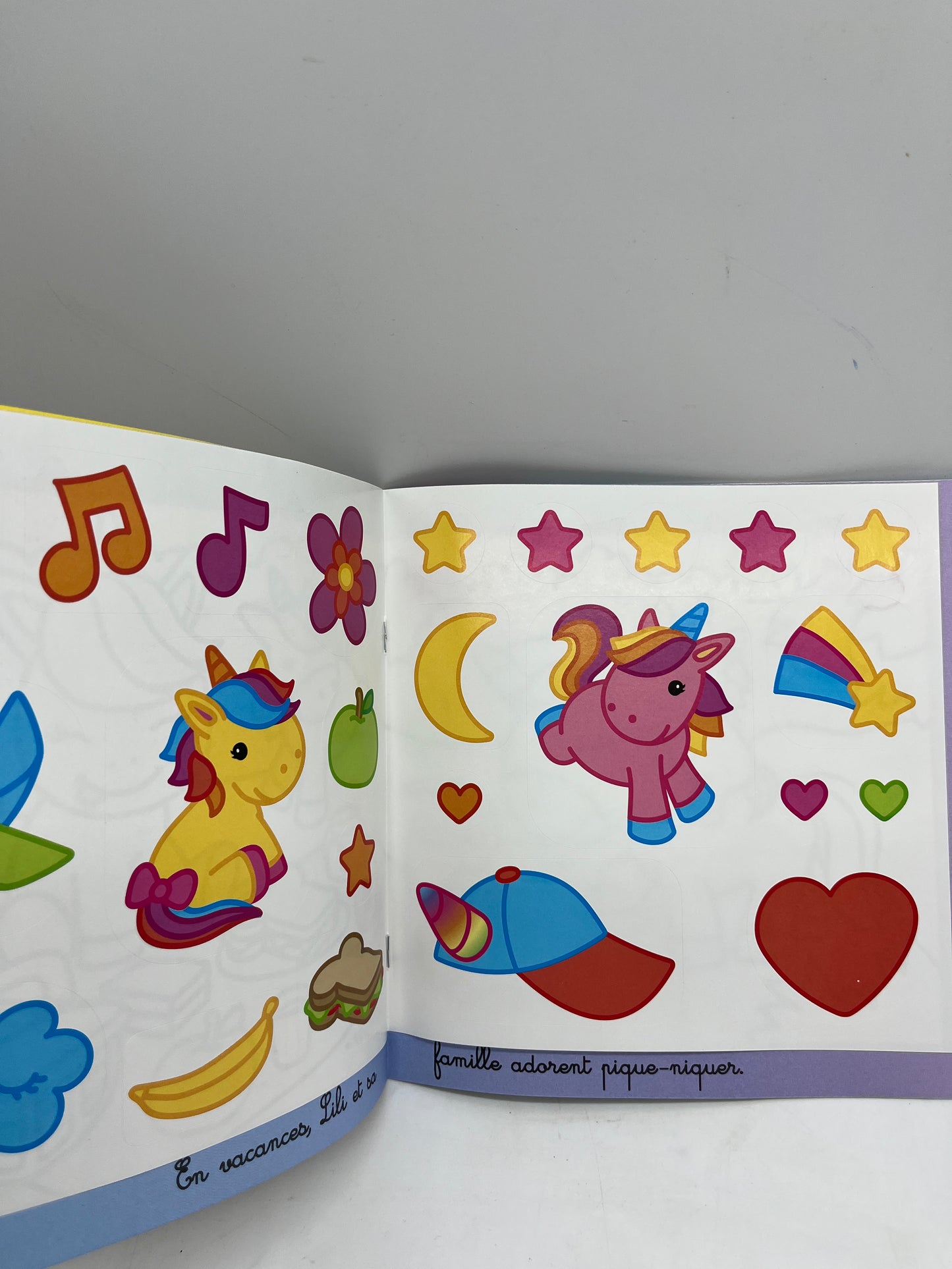 livre d’activité Magazine Mes toutes premières licornes dès 2 ans avec ses crayons de couleurs Neuf !