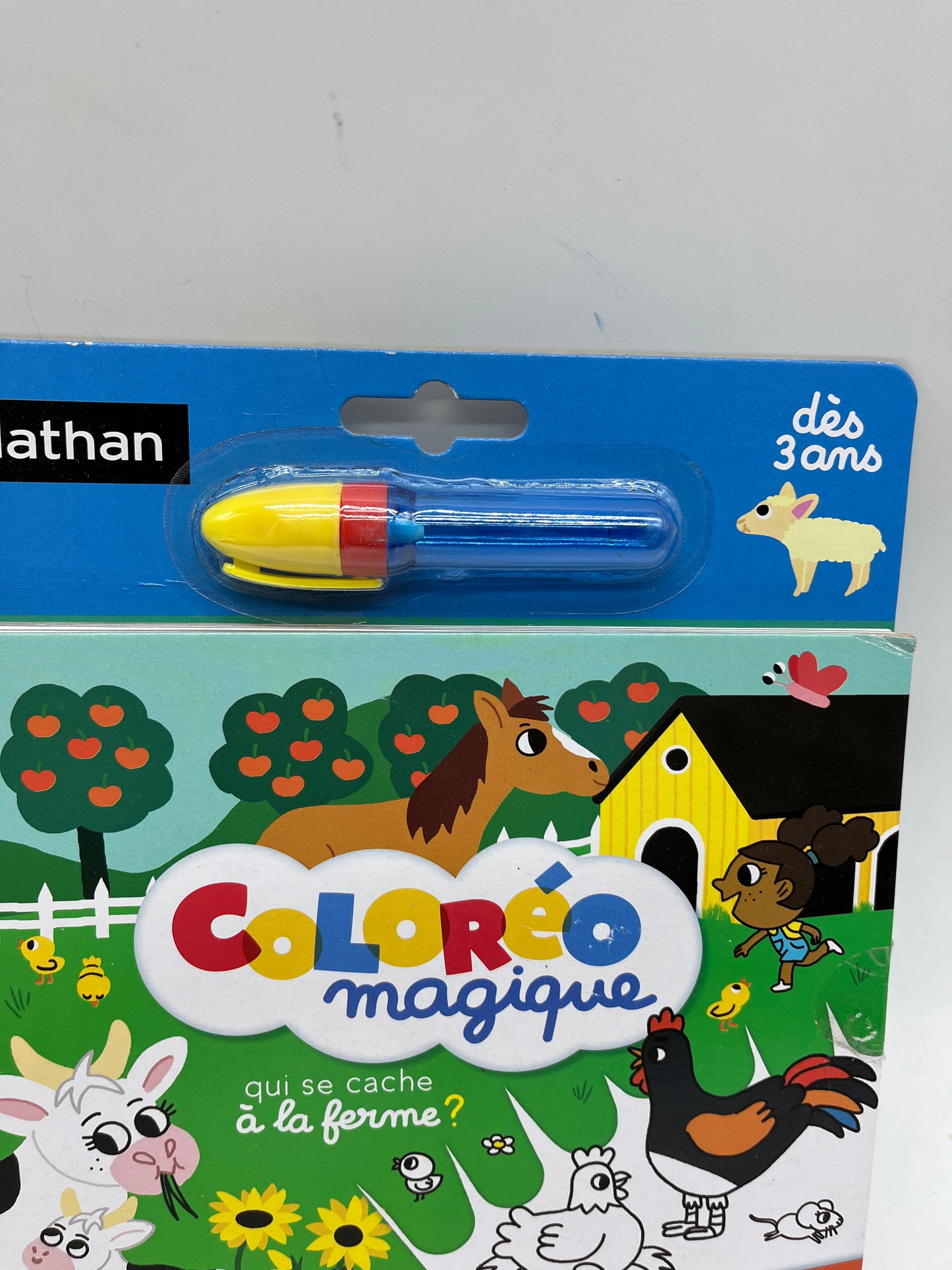 livre d’activité Coloréo magique avec son stylo adapté aux petites mains thème qui se cache à la ferme Édition Nathan