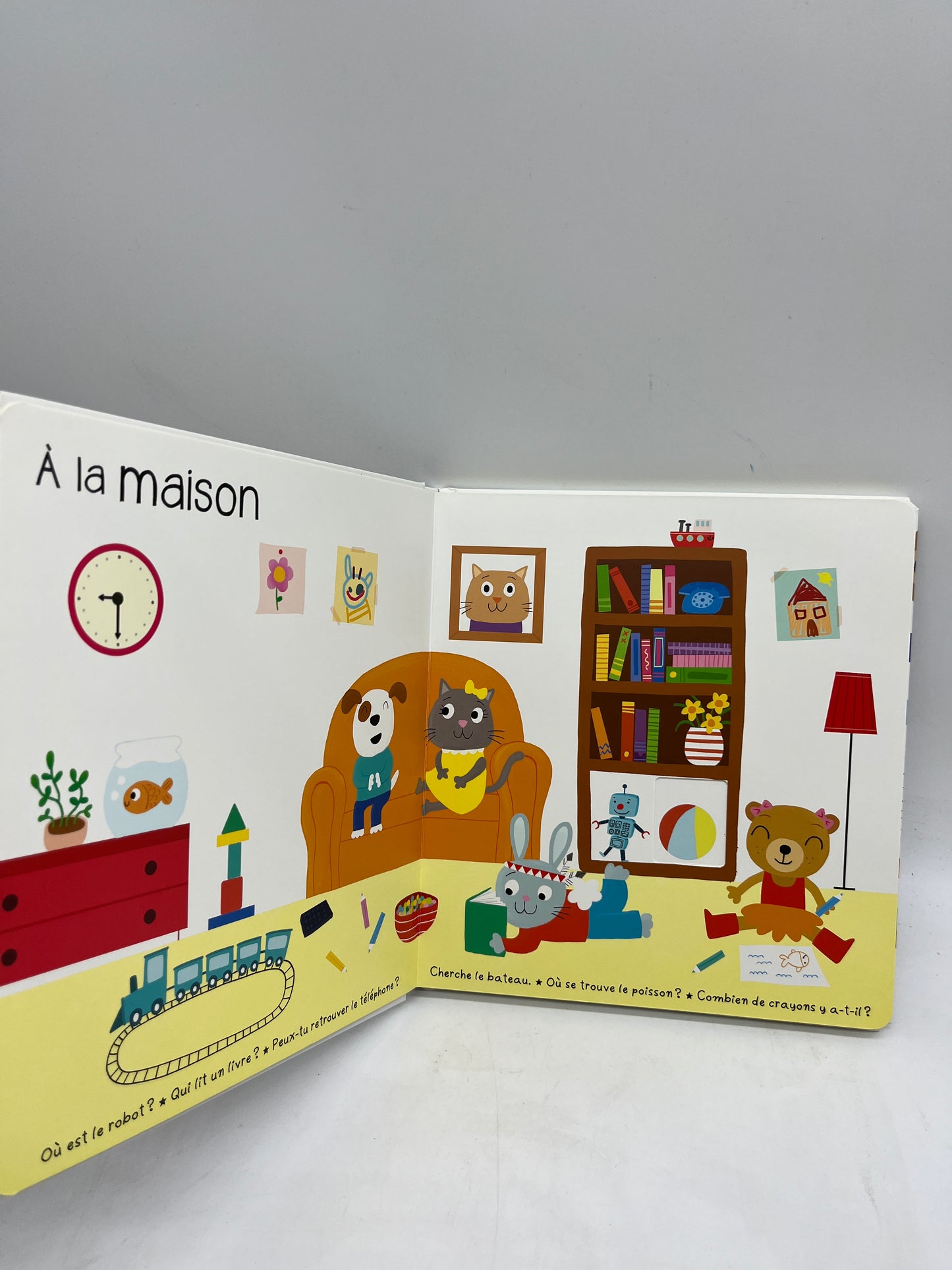 livre Cherche et trouve thème Mon univers Neuf