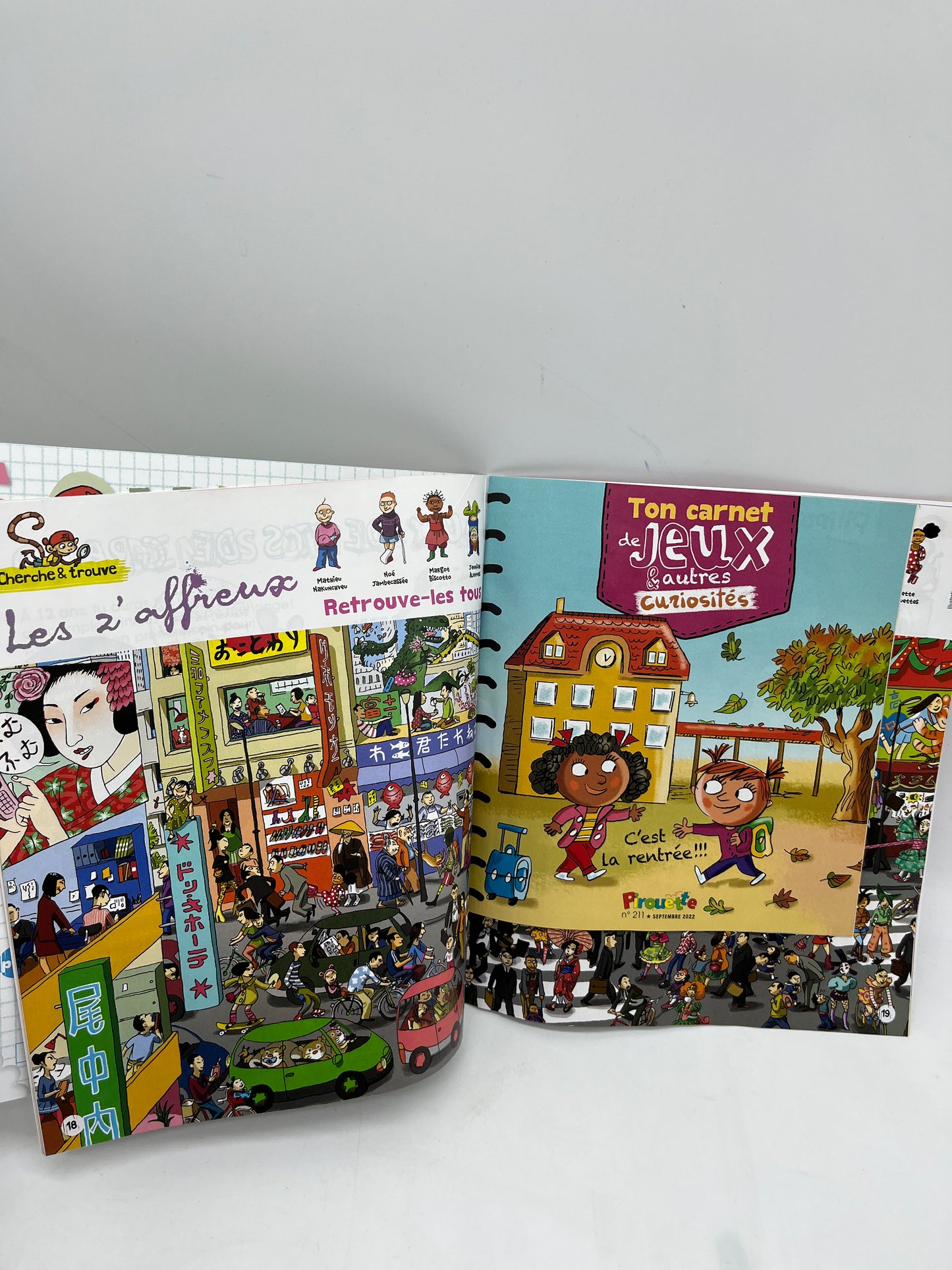 livre d’activité Magazine Pirouette avec son tricératops à monter Neuf !