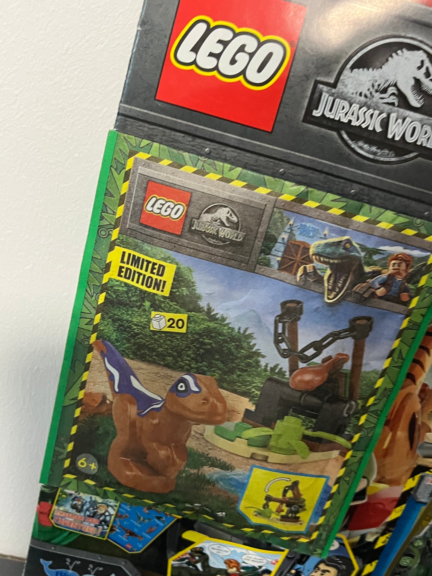 Livre d’activité Magazine Lego Jurassic World avec sa mini figurine Numéro 9 neuf sous blister