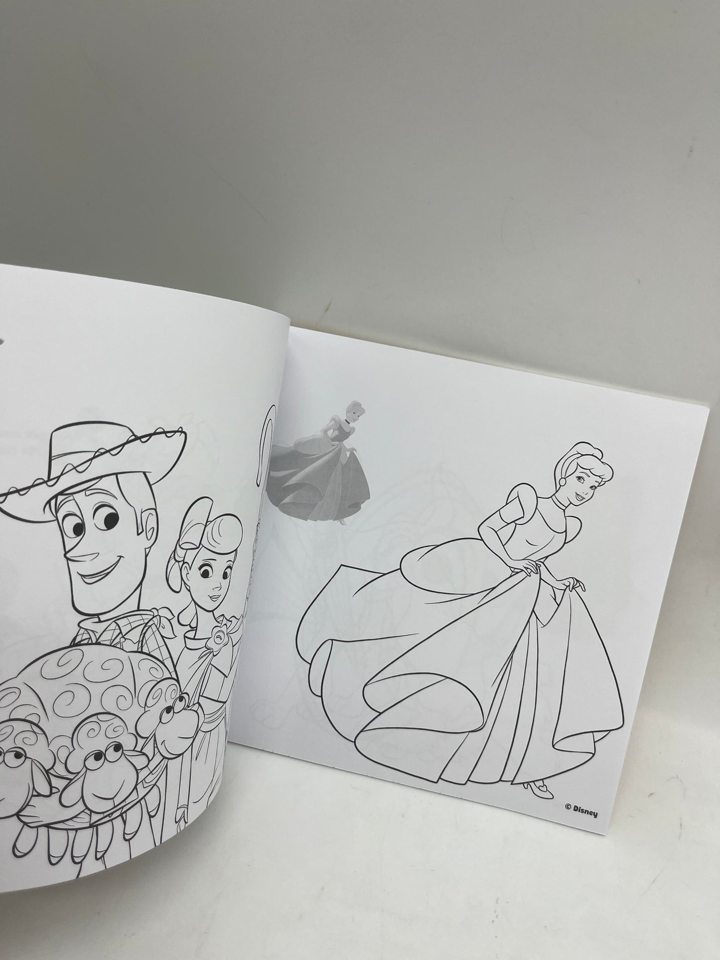 Livre d’activité Magazine Mon cahier de coloriage et stockers Disney Neuf