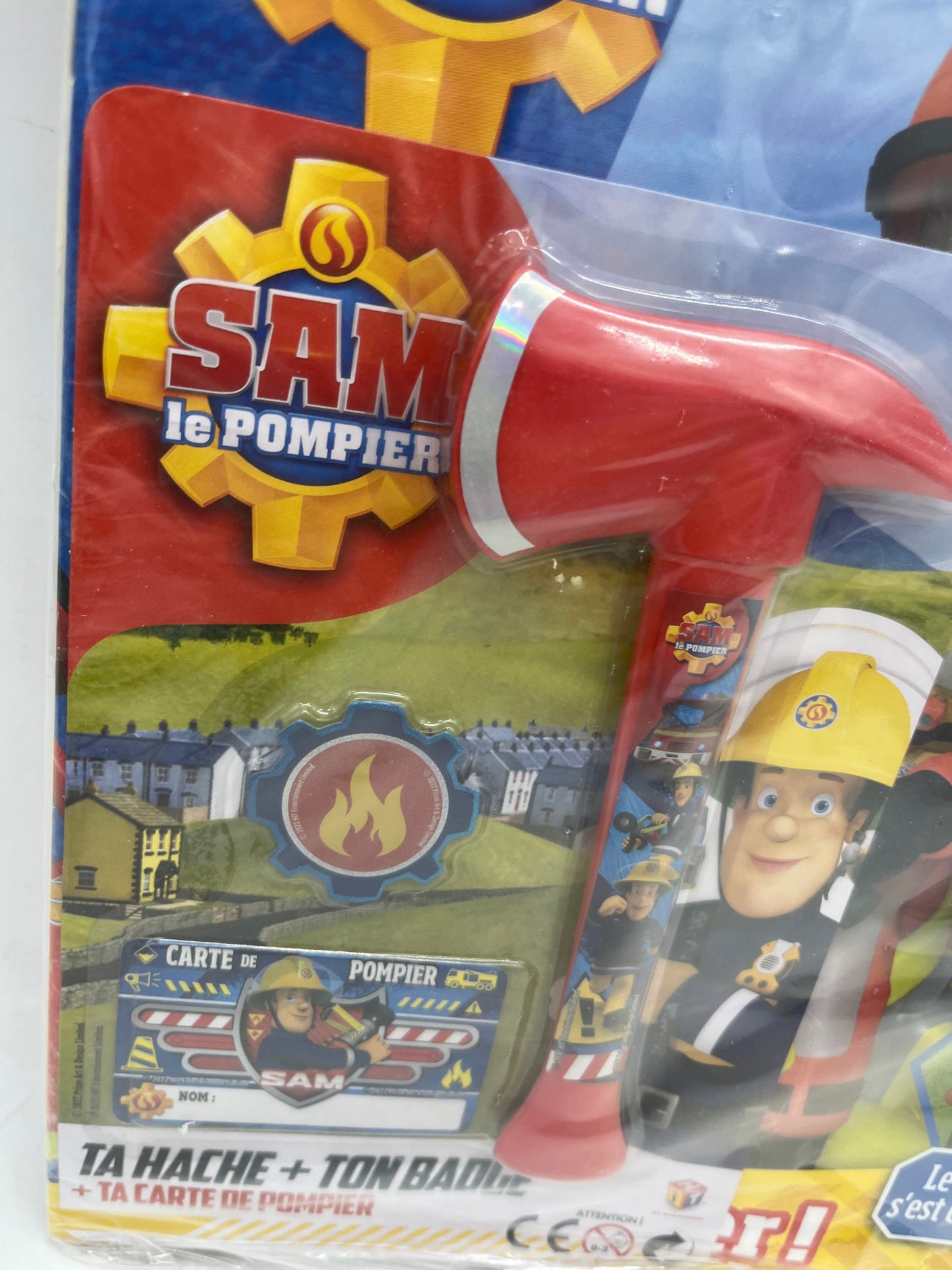 Livre d’activité Magazine disney Sam le pompier avec son kit de pompier son bagde sa hache sa carte de pompier Neuf sous blister