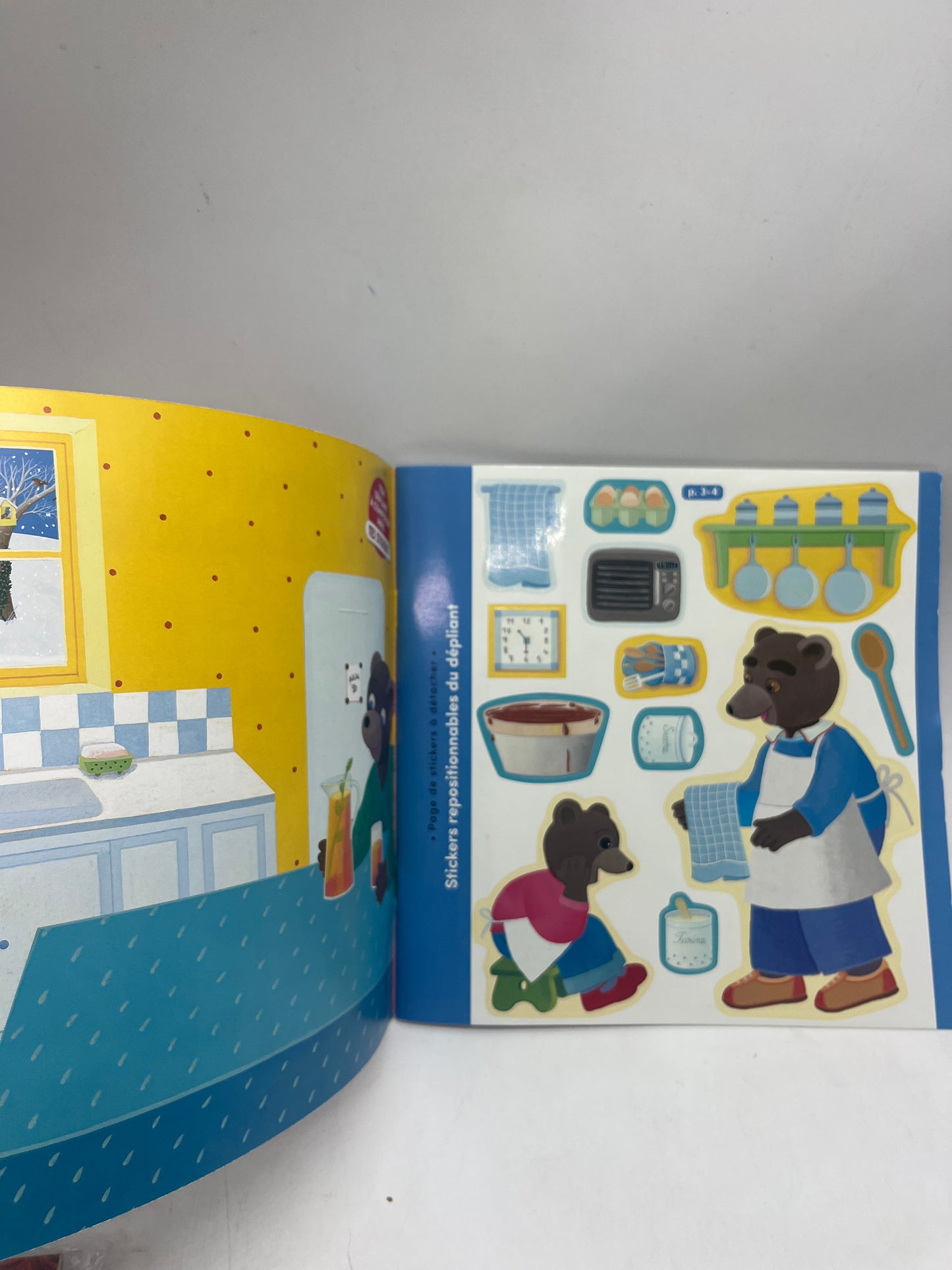 Livre d’activité magazine Les grandes histoires  de Petit Ours Brun thème En cuisine avec Papa Neuf ! Avec gommettes et imagier