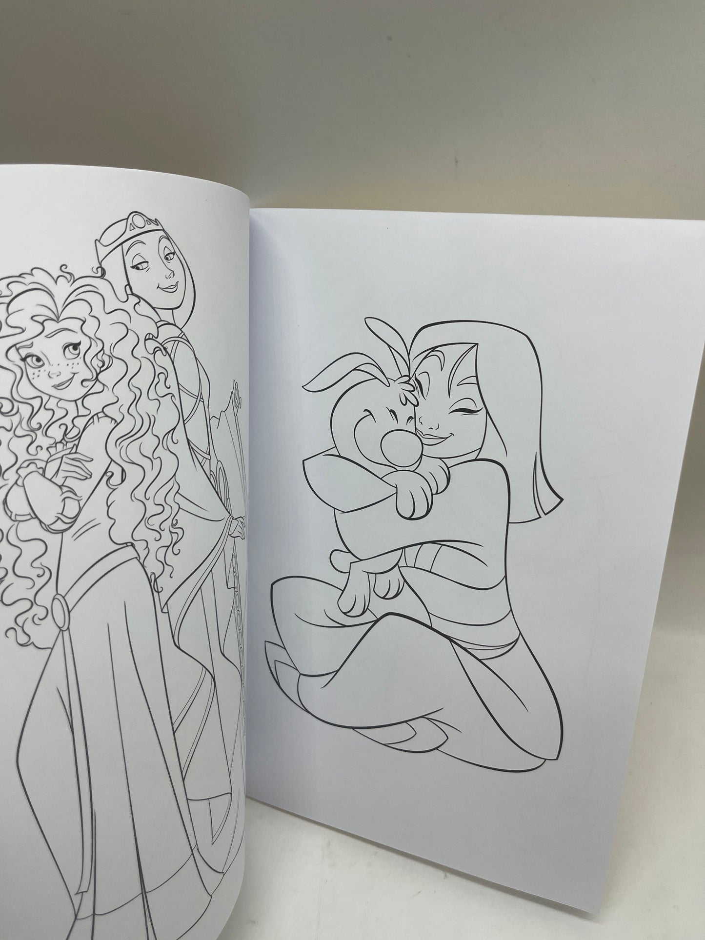 Livre d’activité Magazines Disney Mes  coloriages avec stickers Disney thème Princesses Neuf