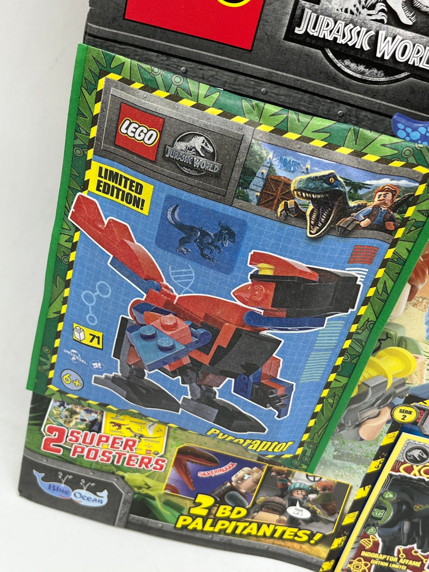 livre d’activité Magazine Lego Jurassic World avec sa mini figurine  Raptor Numéro 11 plus neuf sous blister