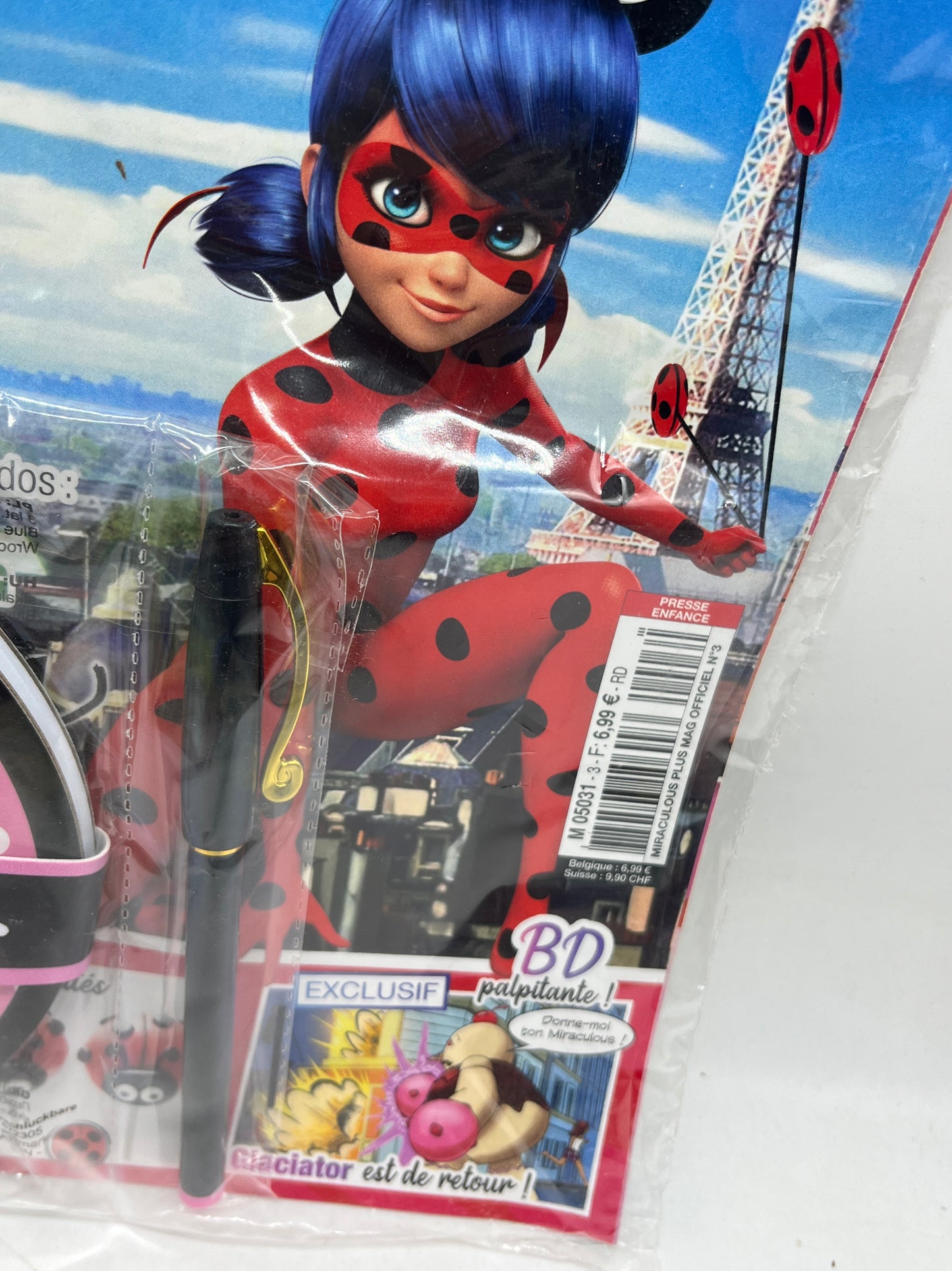 Livre d’activité magazines Disney Le journal de Ladybug Miraculous avec son set papeterie sous blister