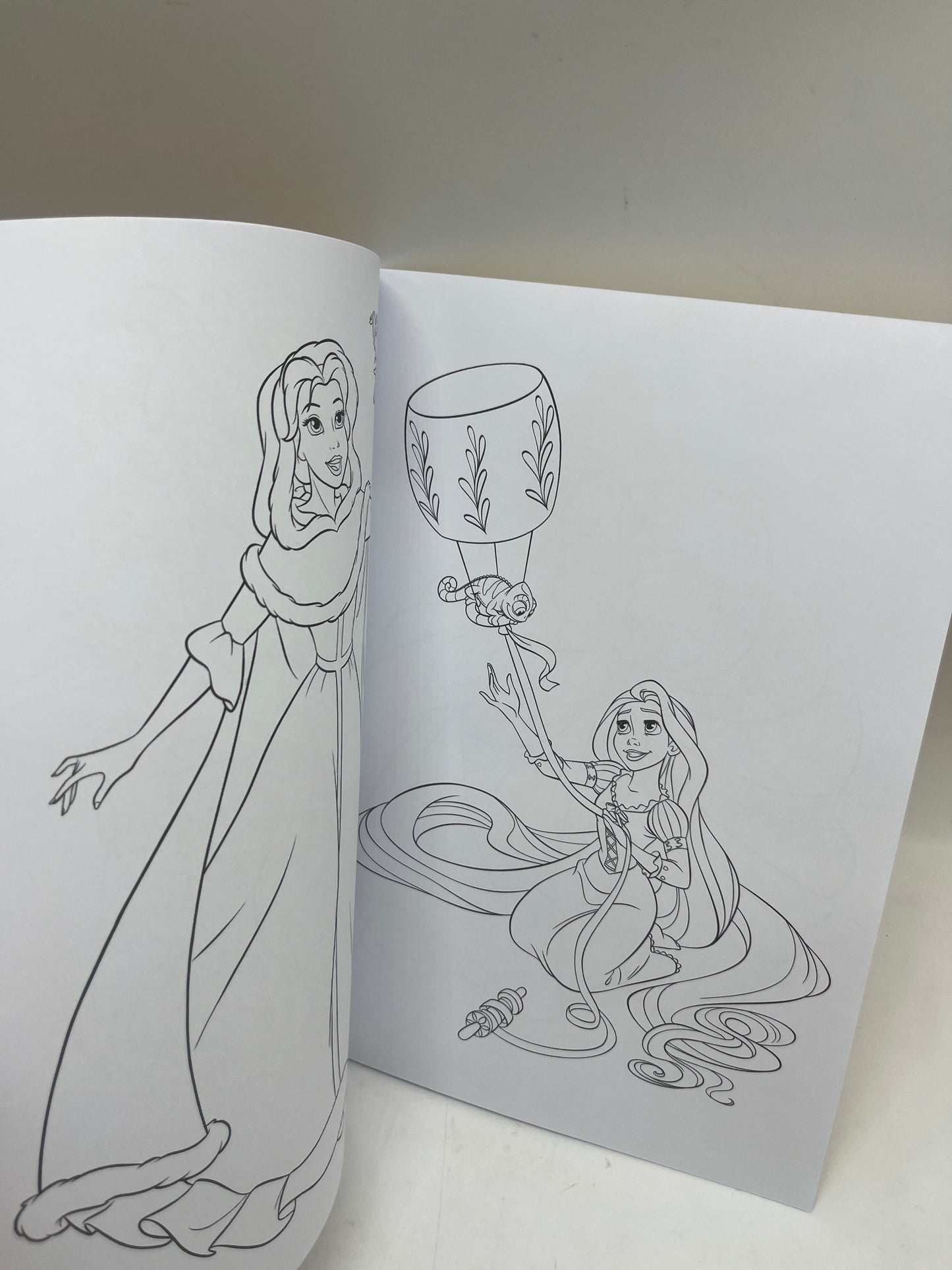Livre d’activité Magazines Disney Mes  coloriages avec stickers Disney thème Princesses Neuf